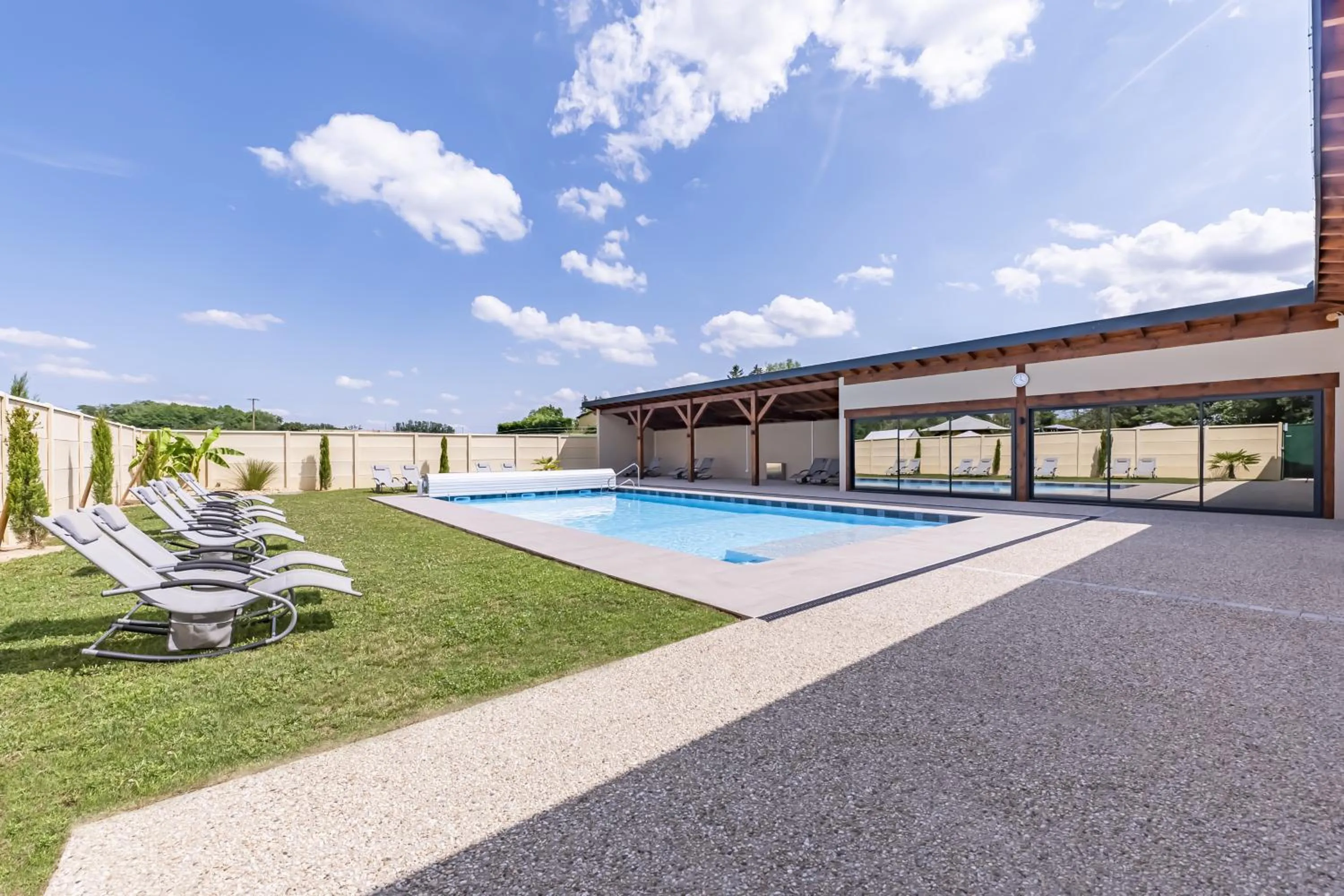 Swimming pool in Hôtel du Moulin de la Brevette