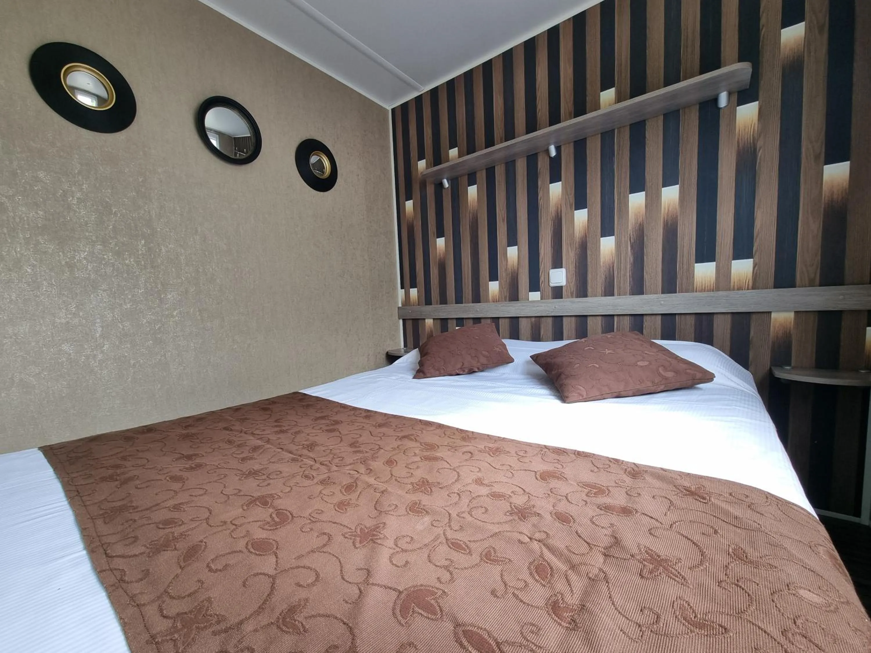 Bed in Hôtel du Moulin de la Brevette