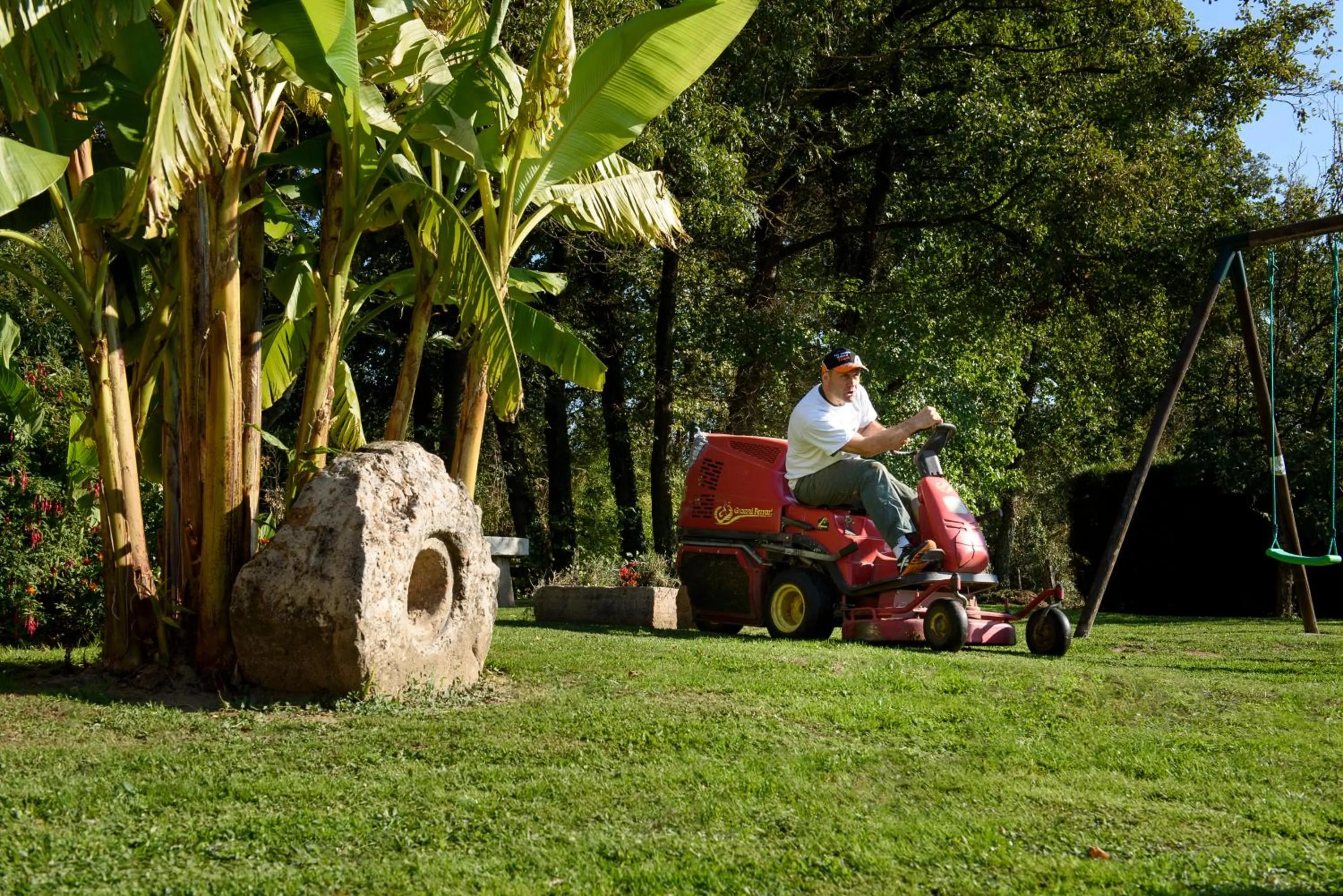 Garden in Hôtel du Moulin de la Brevette