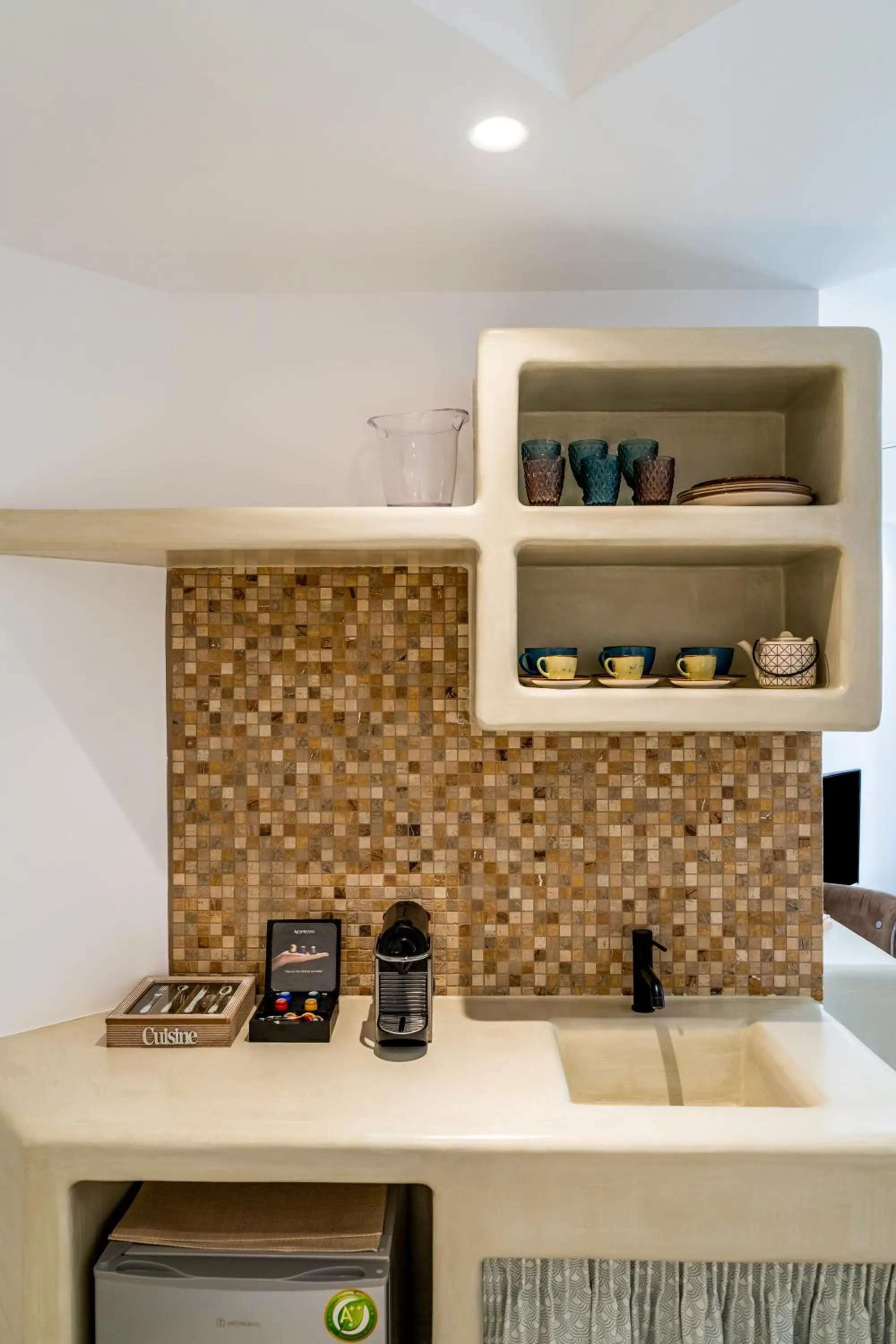 Coffee/tea facilities in Marvarit Suites