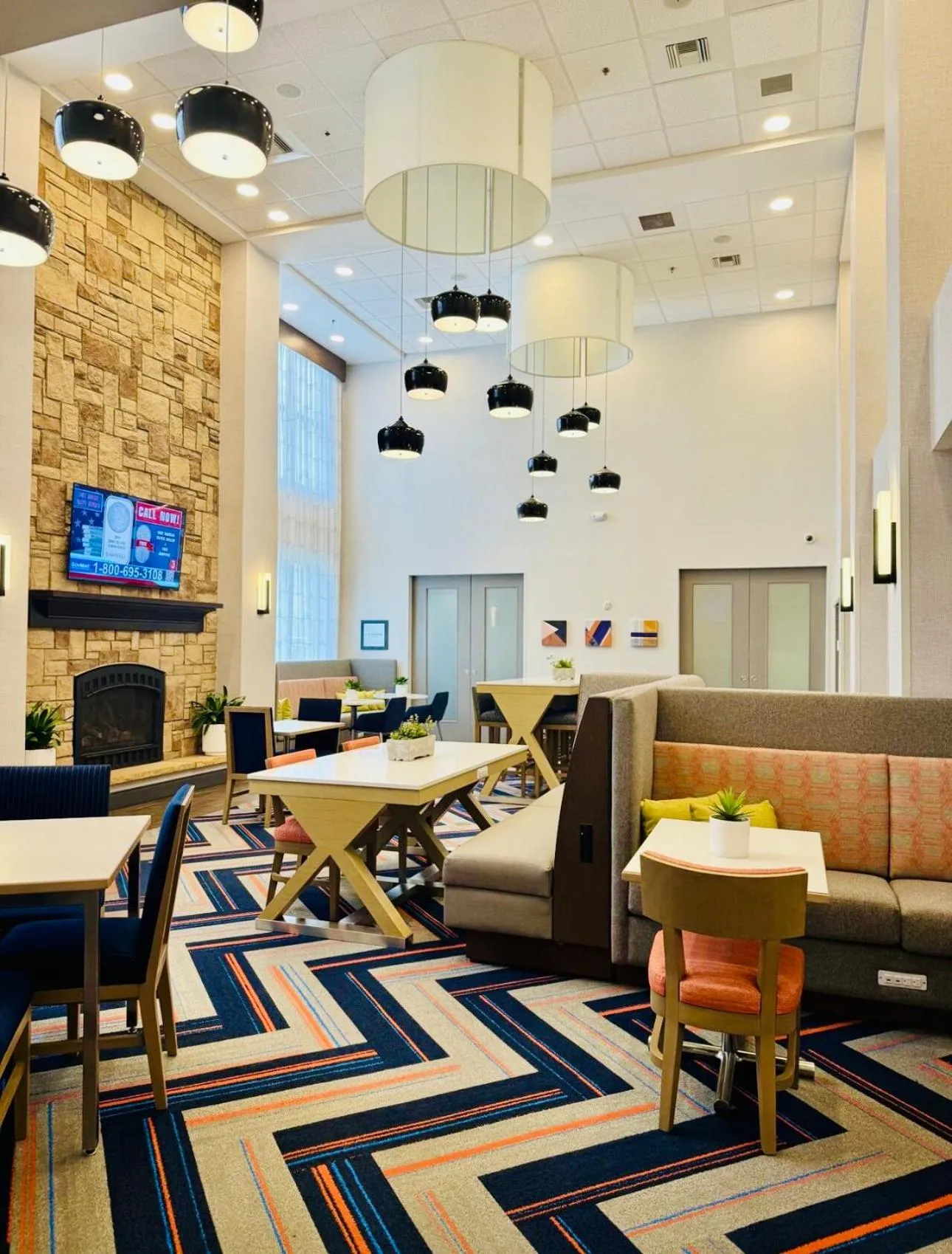 Communal lounge/ TV room in Hampton Inn & Suites Williston