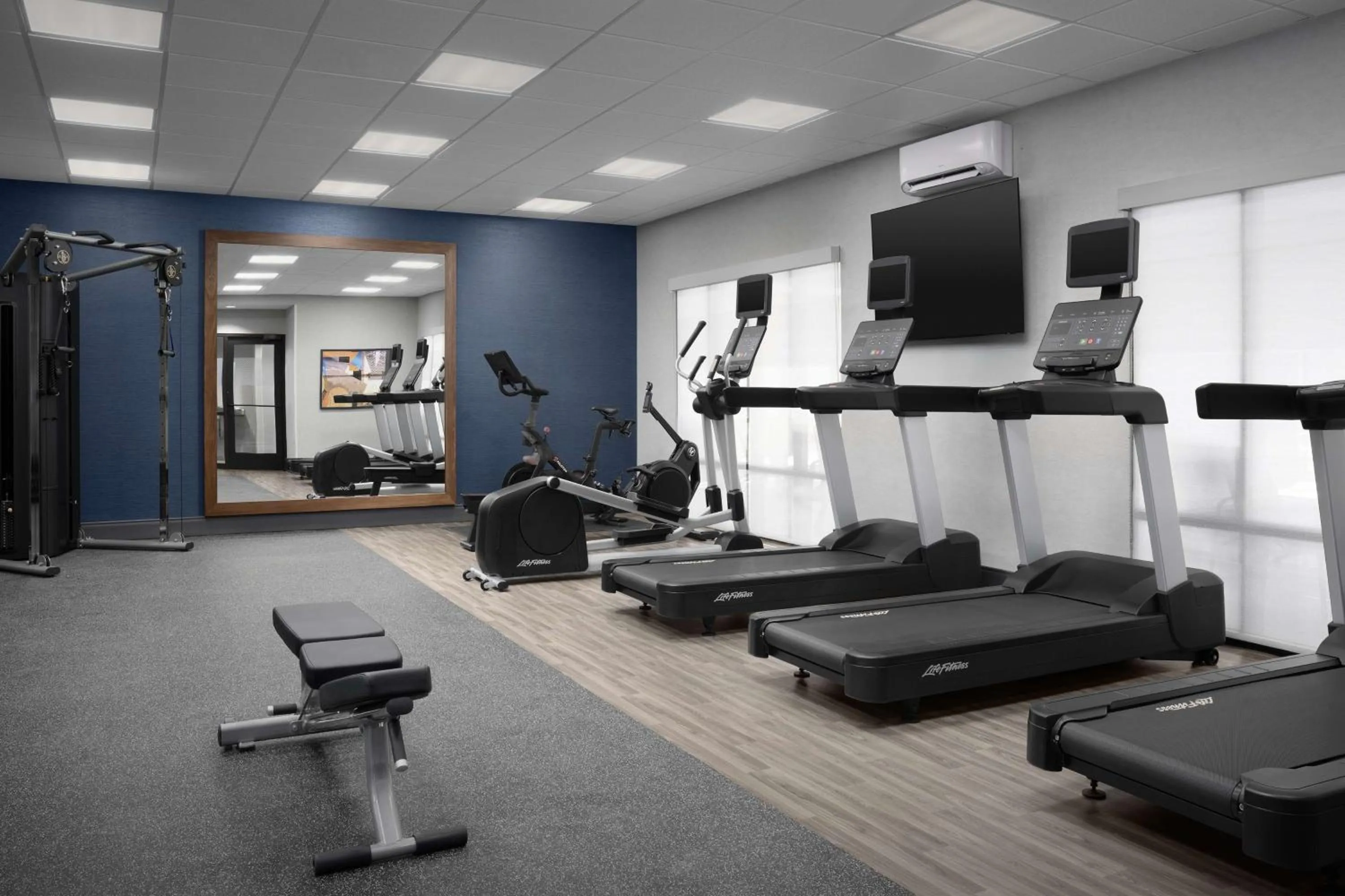 Fitness centre/facilities in Hampton Inn & Suites Williston