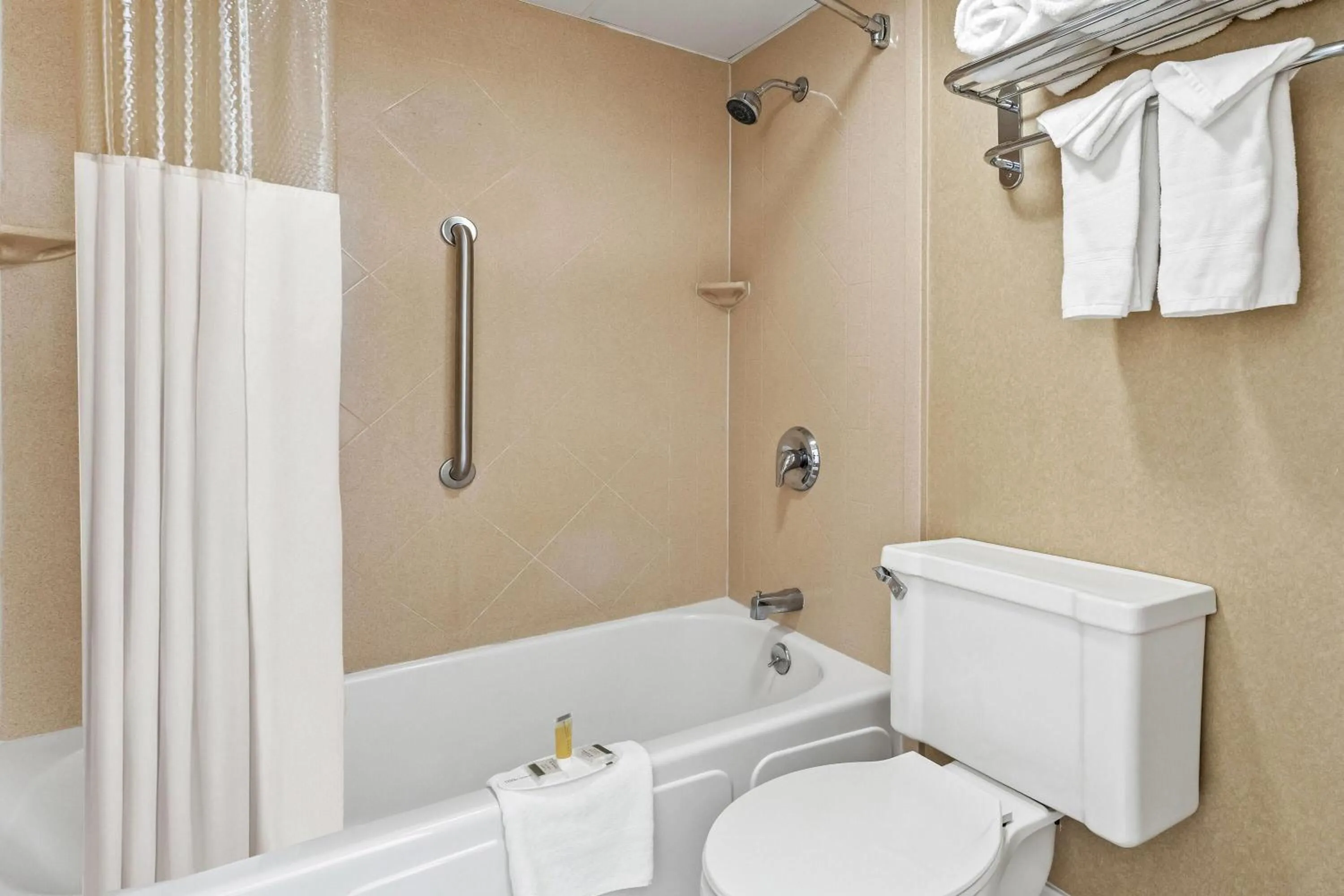 Bathroom in Howard Johnson by Wyndham Albany