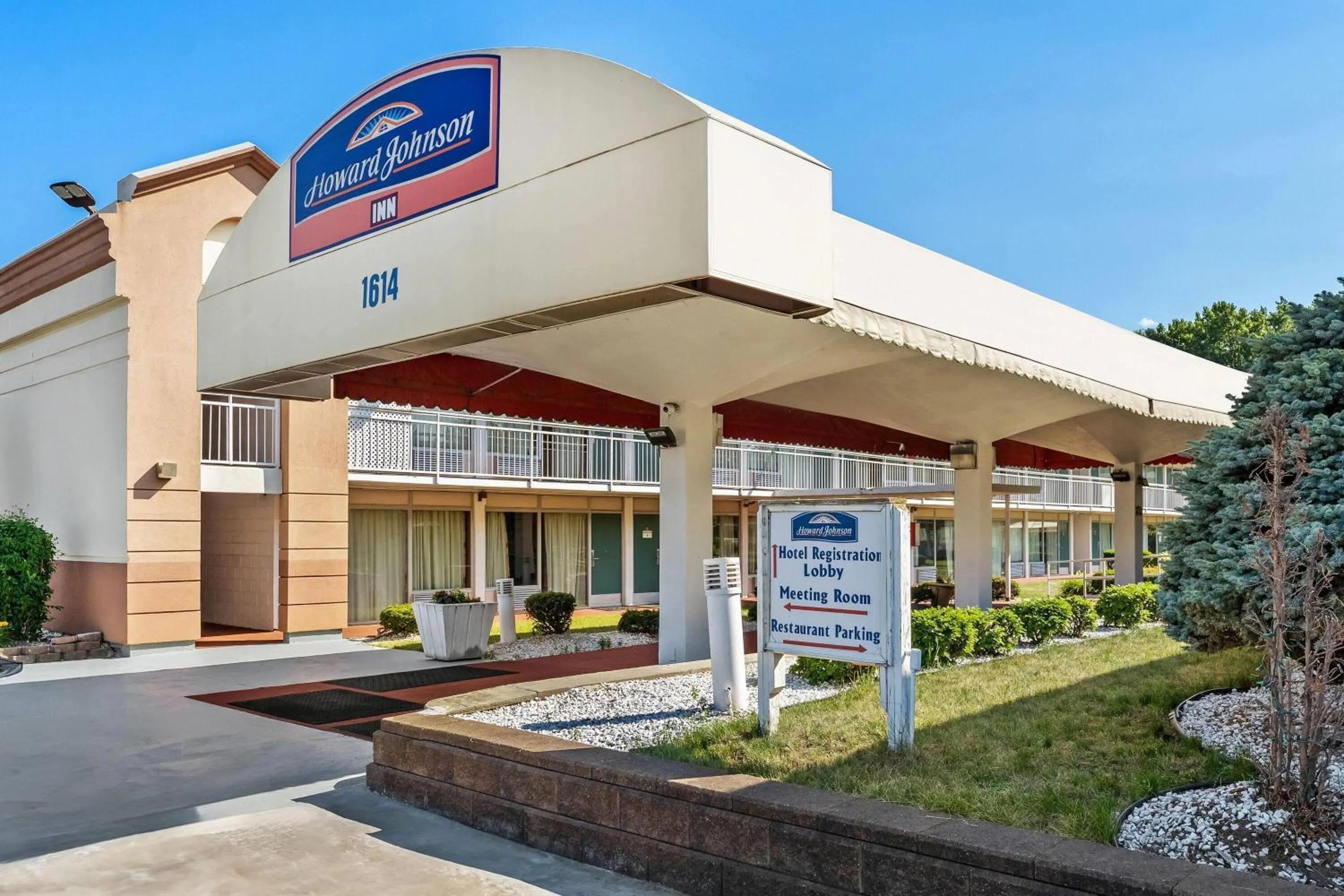 Property building in Howard Johnson by Wyndham Albany