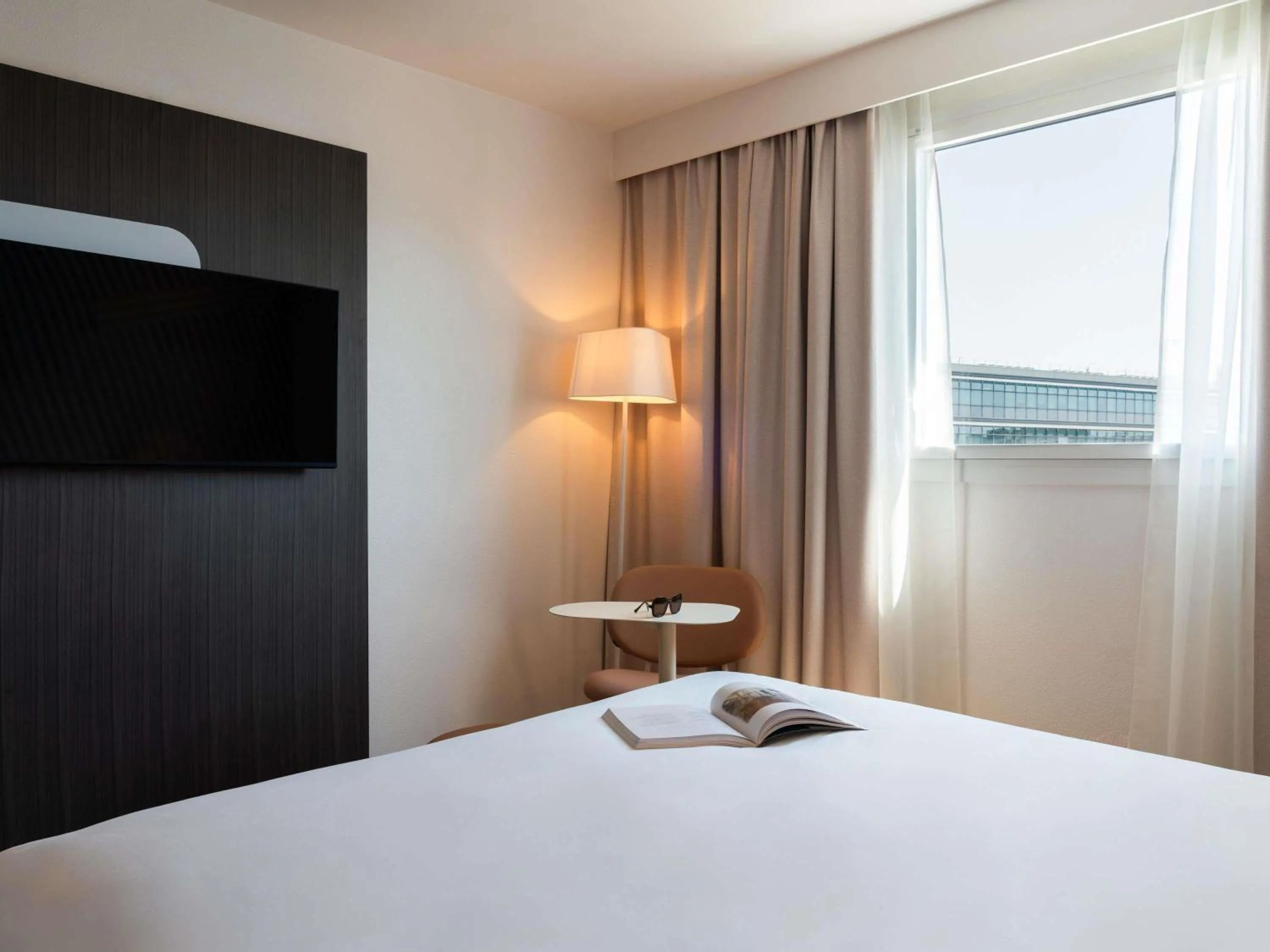 Bedroom, Bed in ibis Styles Paris Porte d'Orléans