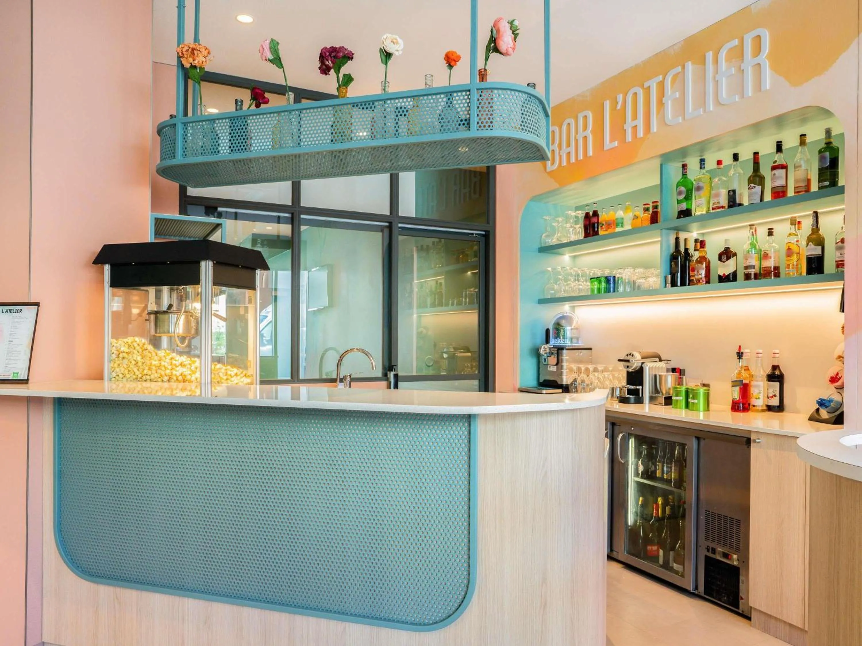 Lounge or bar in ibis Styles Paris Porte d'Orléans