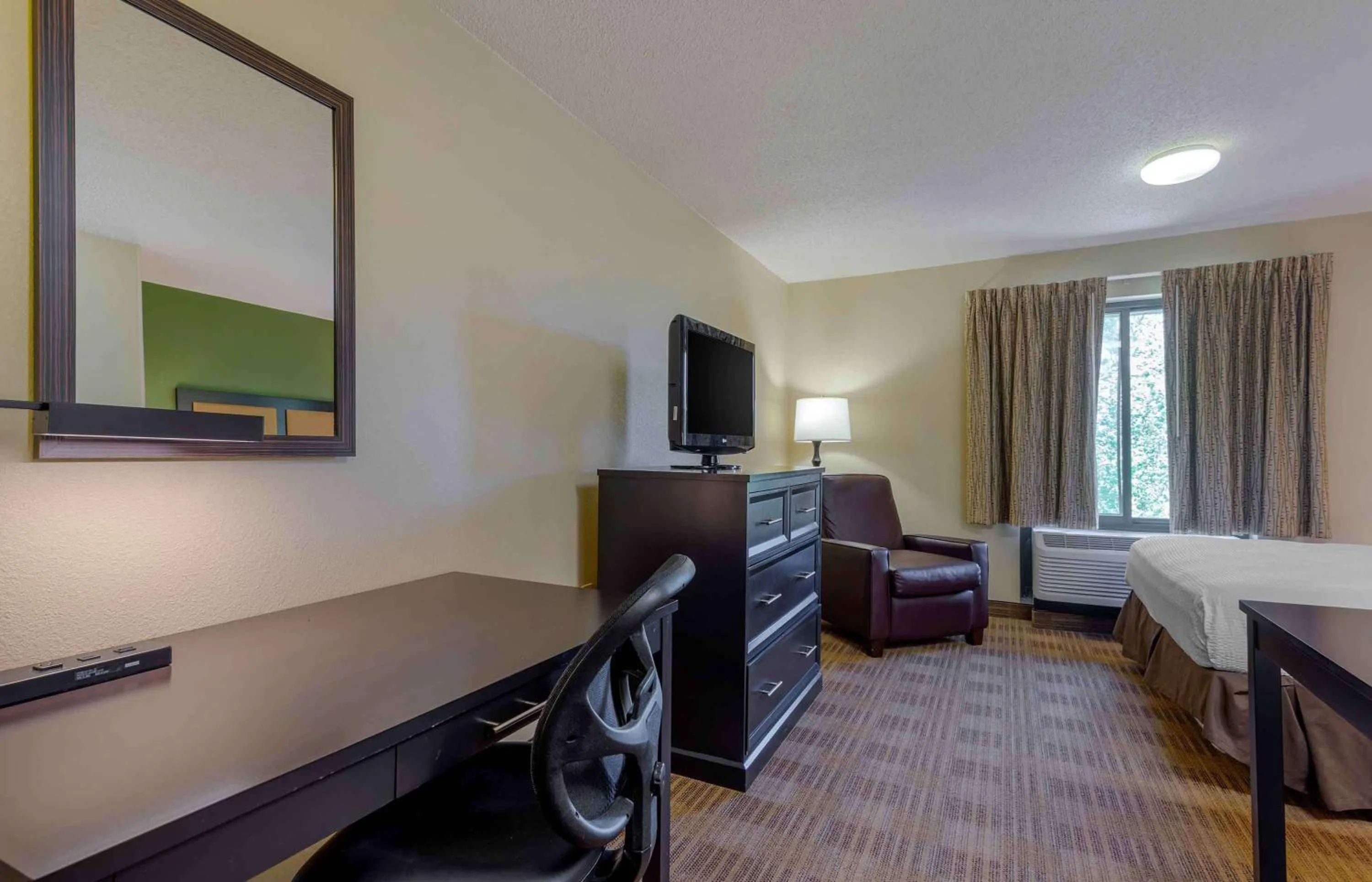 Bedroom, Bed in Extended Stay America Select Suites - Atlanta - Vinings