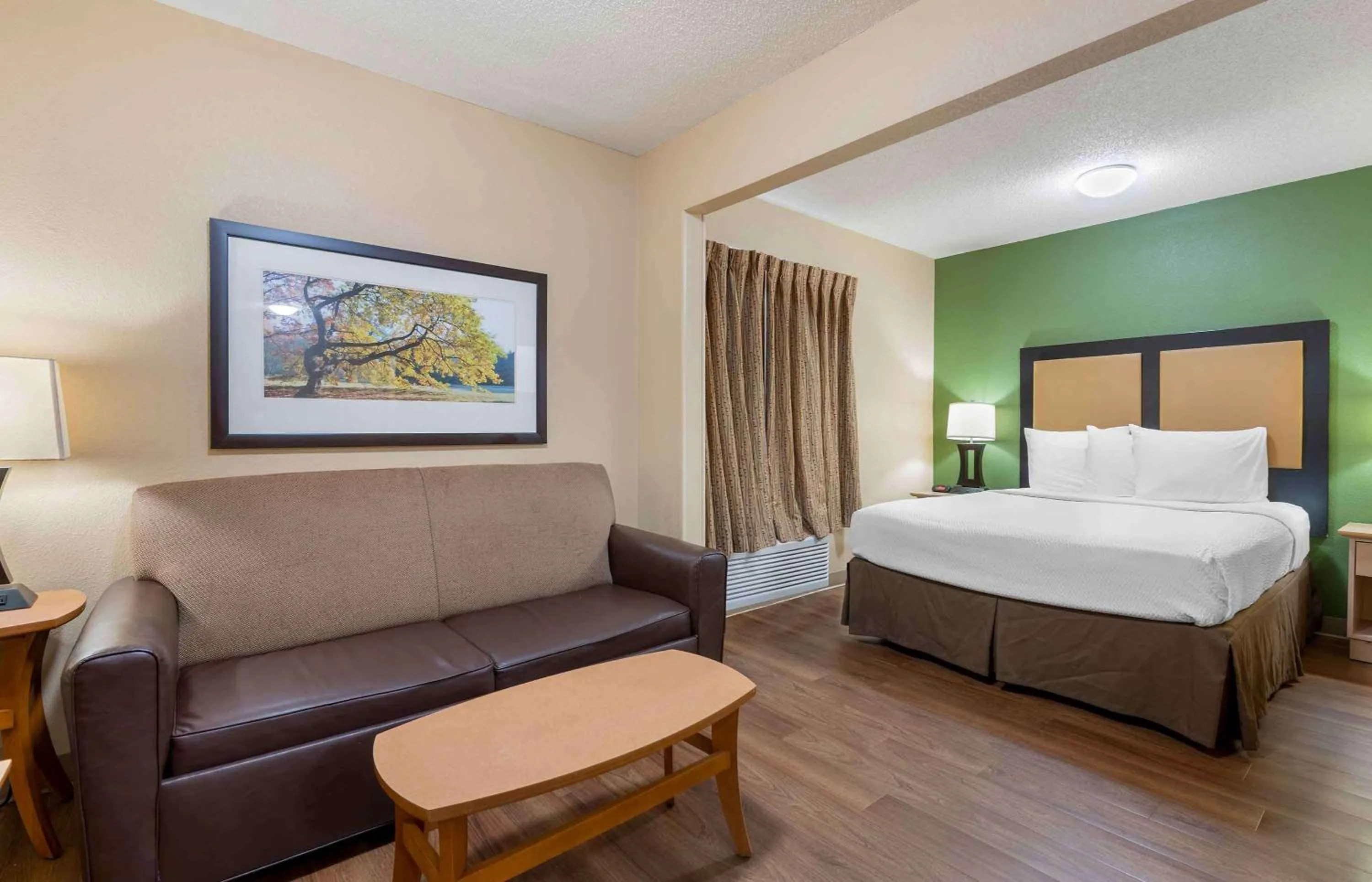 Bedroom, Bed in Extended Stay America Suites - Chicago - Lombard - Yorktown Center