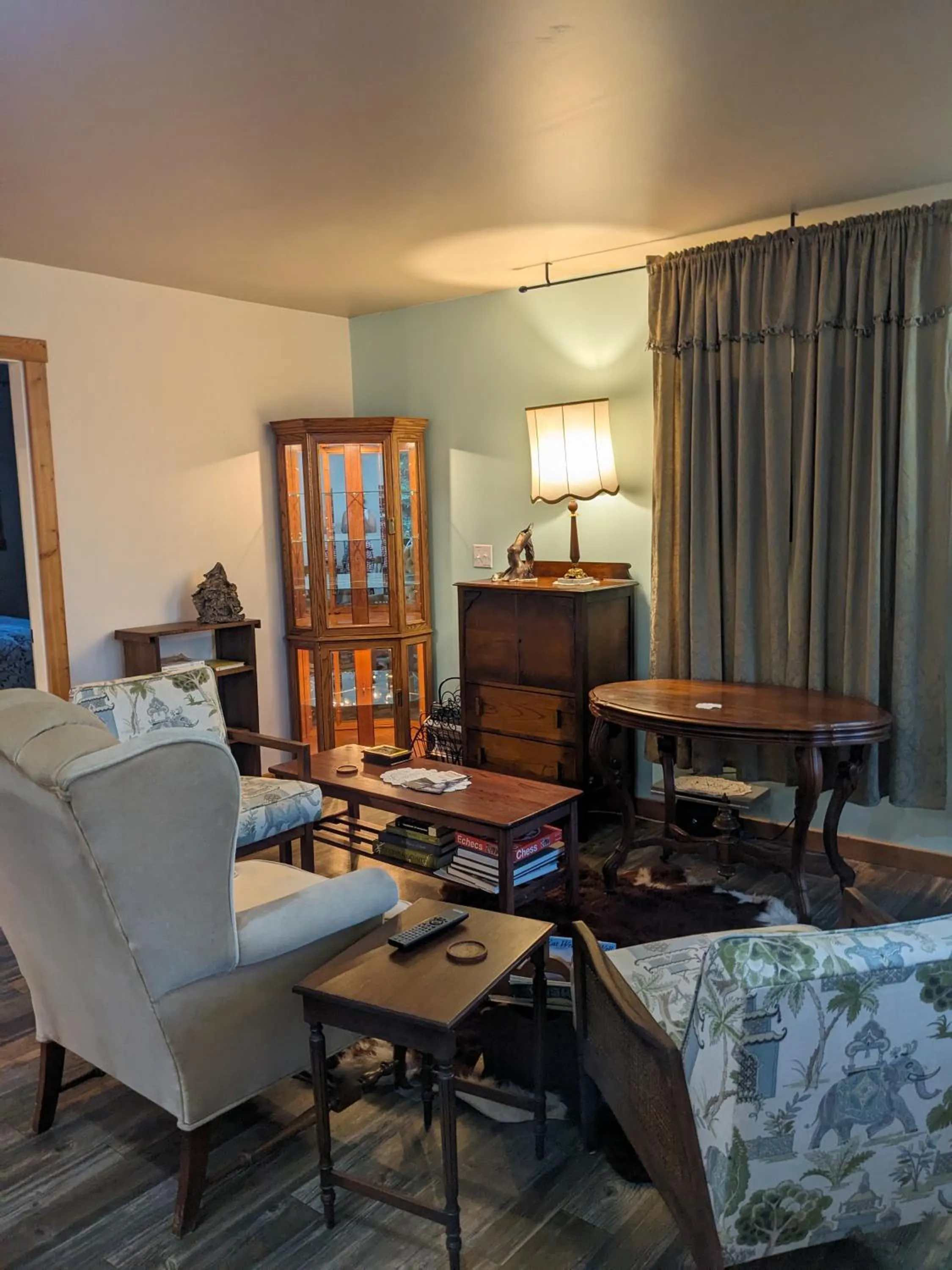 Communal lounge/ TV room in Willow Grove B&B Inn