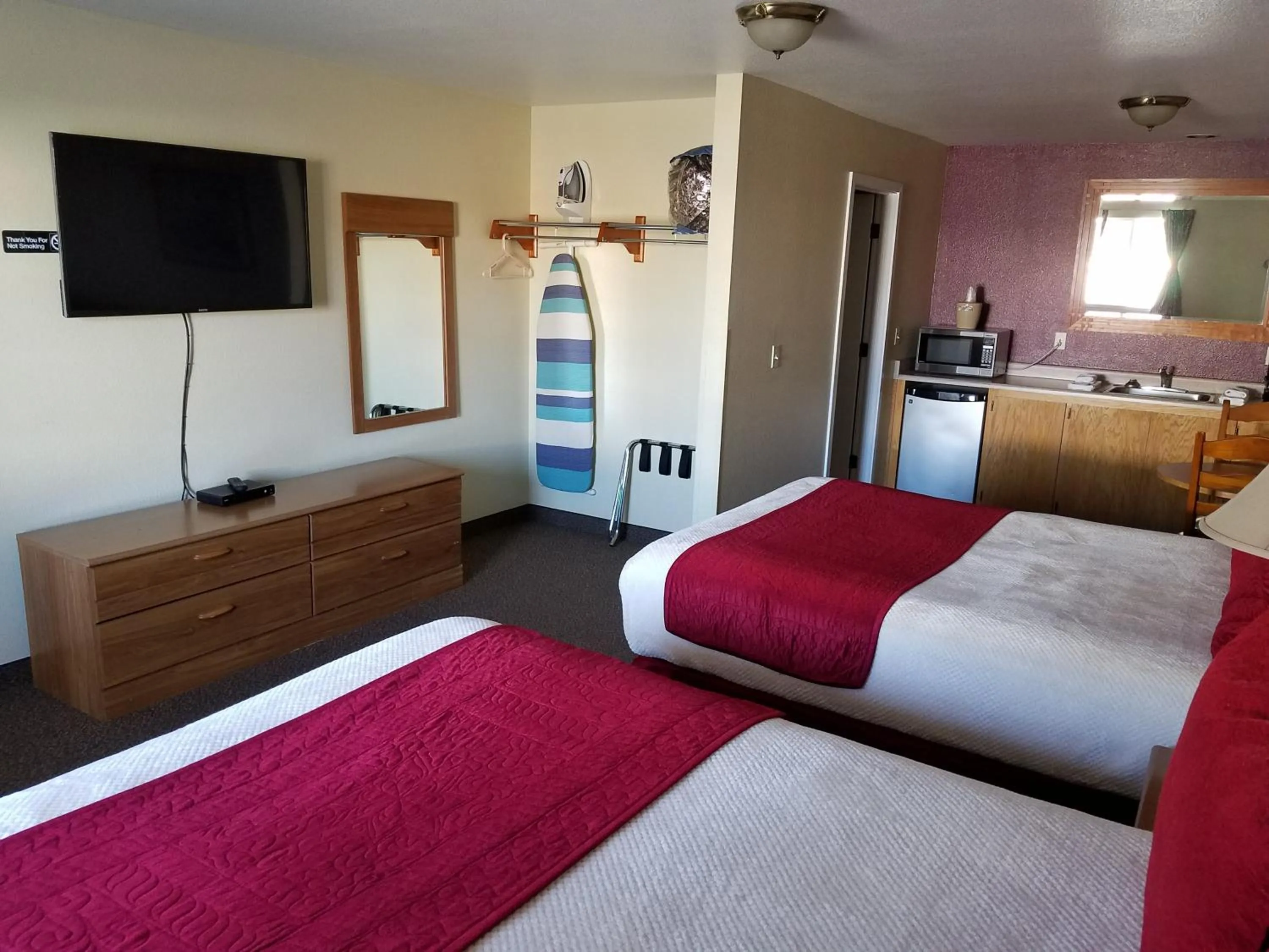 Photo of the whole room, Bed in Gridley Inn & RV Park