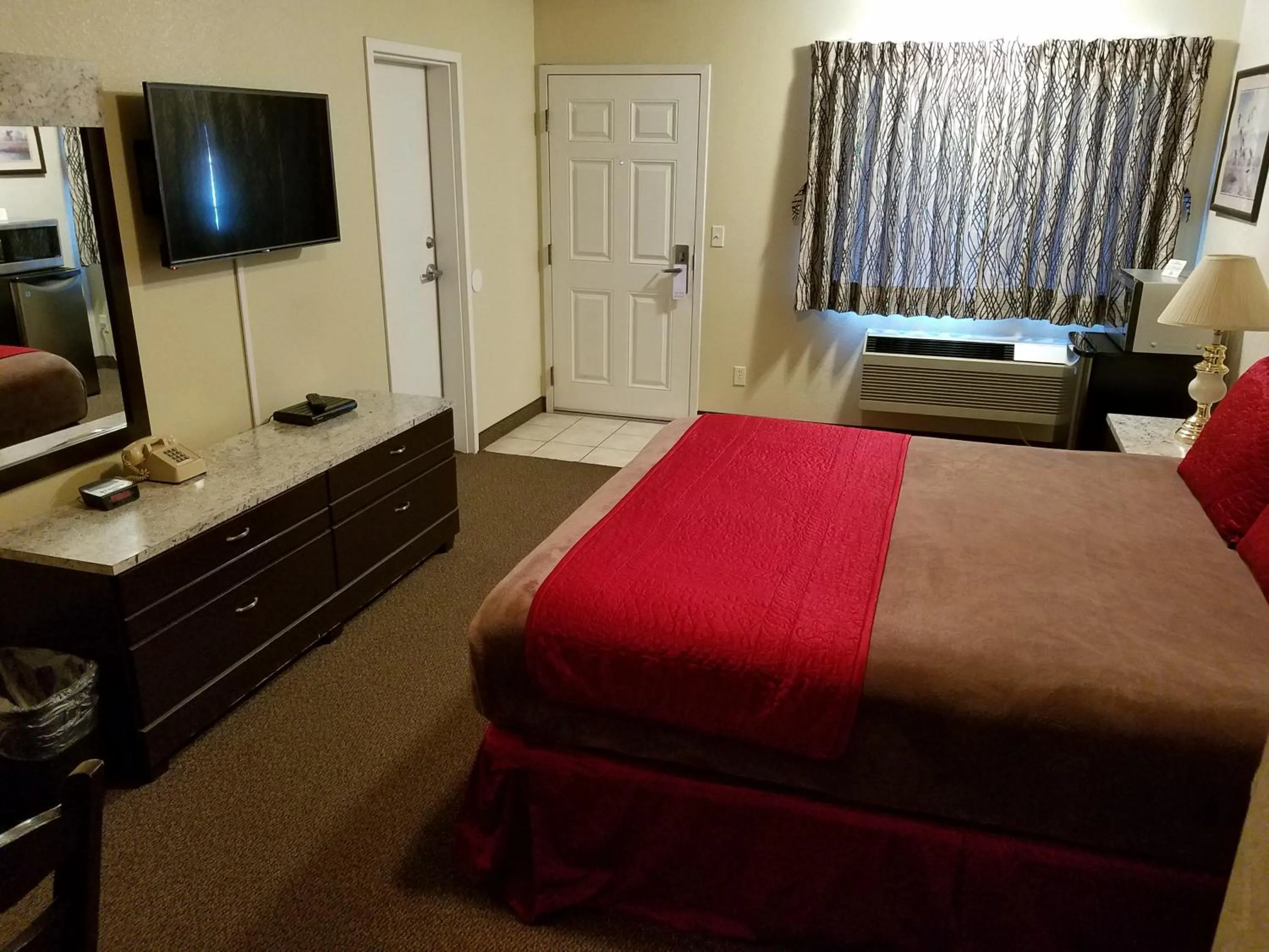 Photo of the whole room, Bed in Gridley Inn & RV Park