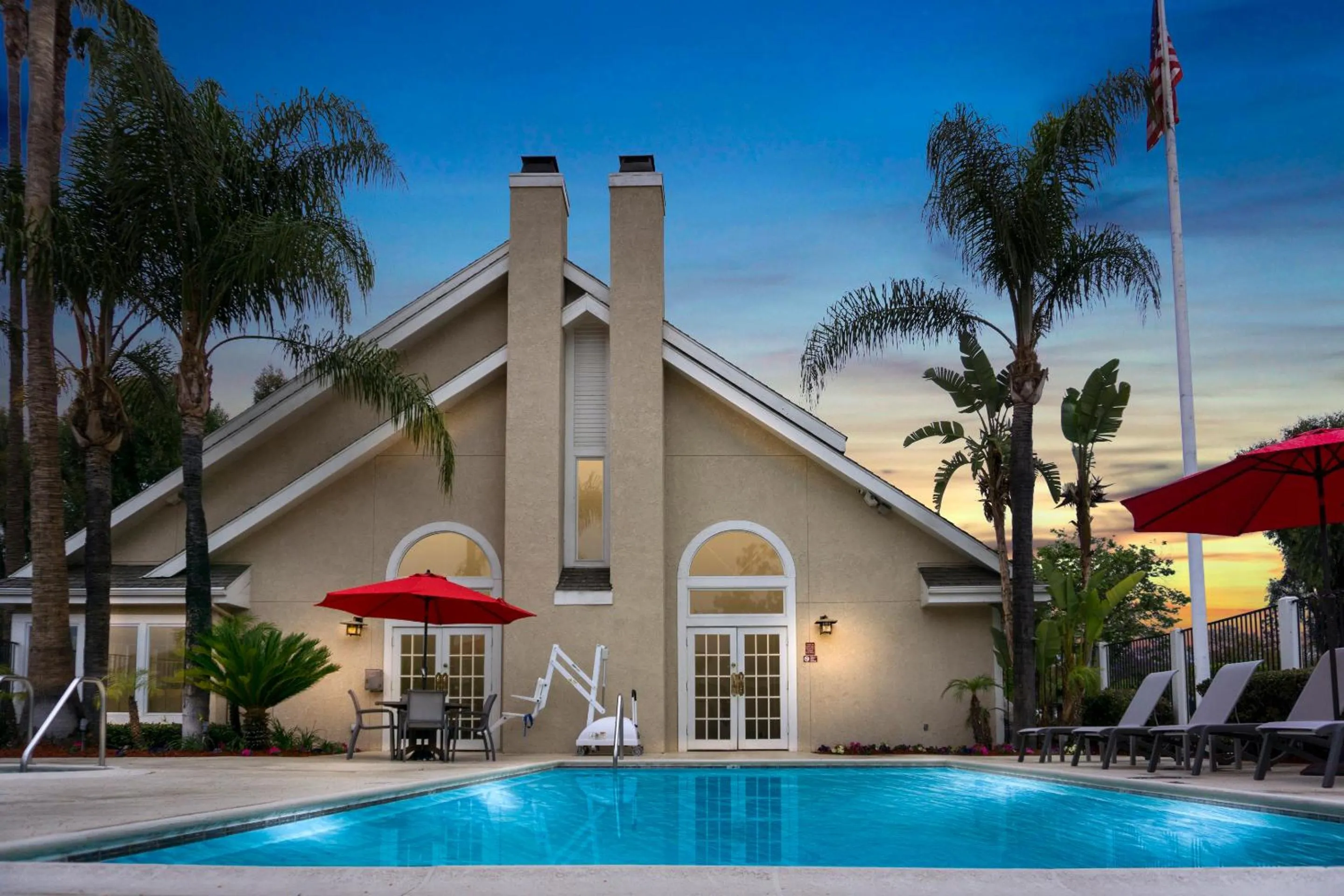 Swimming pool in Chase Suites Brea-Fullerton - North Orange County