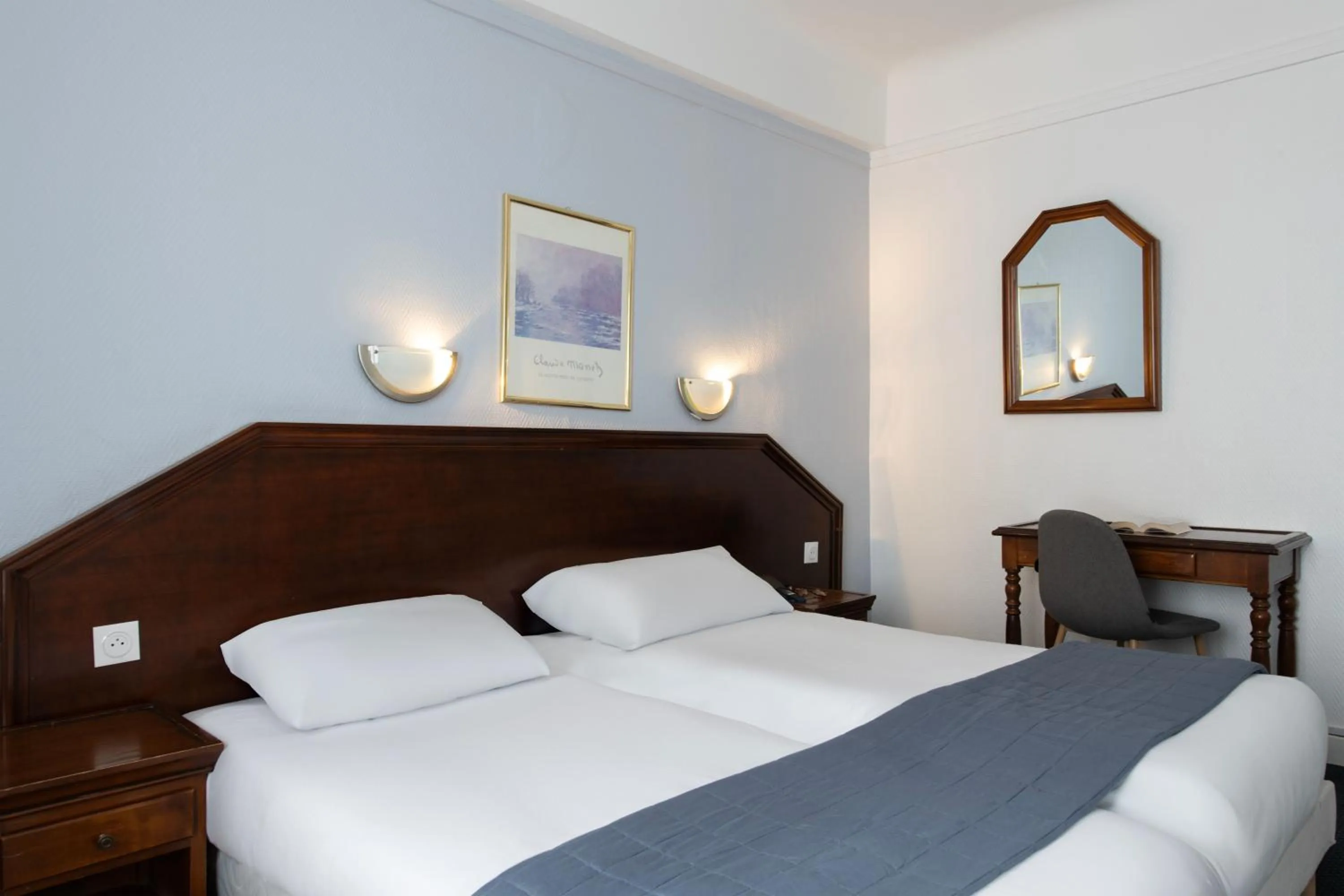 Bedroom, Bed in Hôtel Ambassadeur