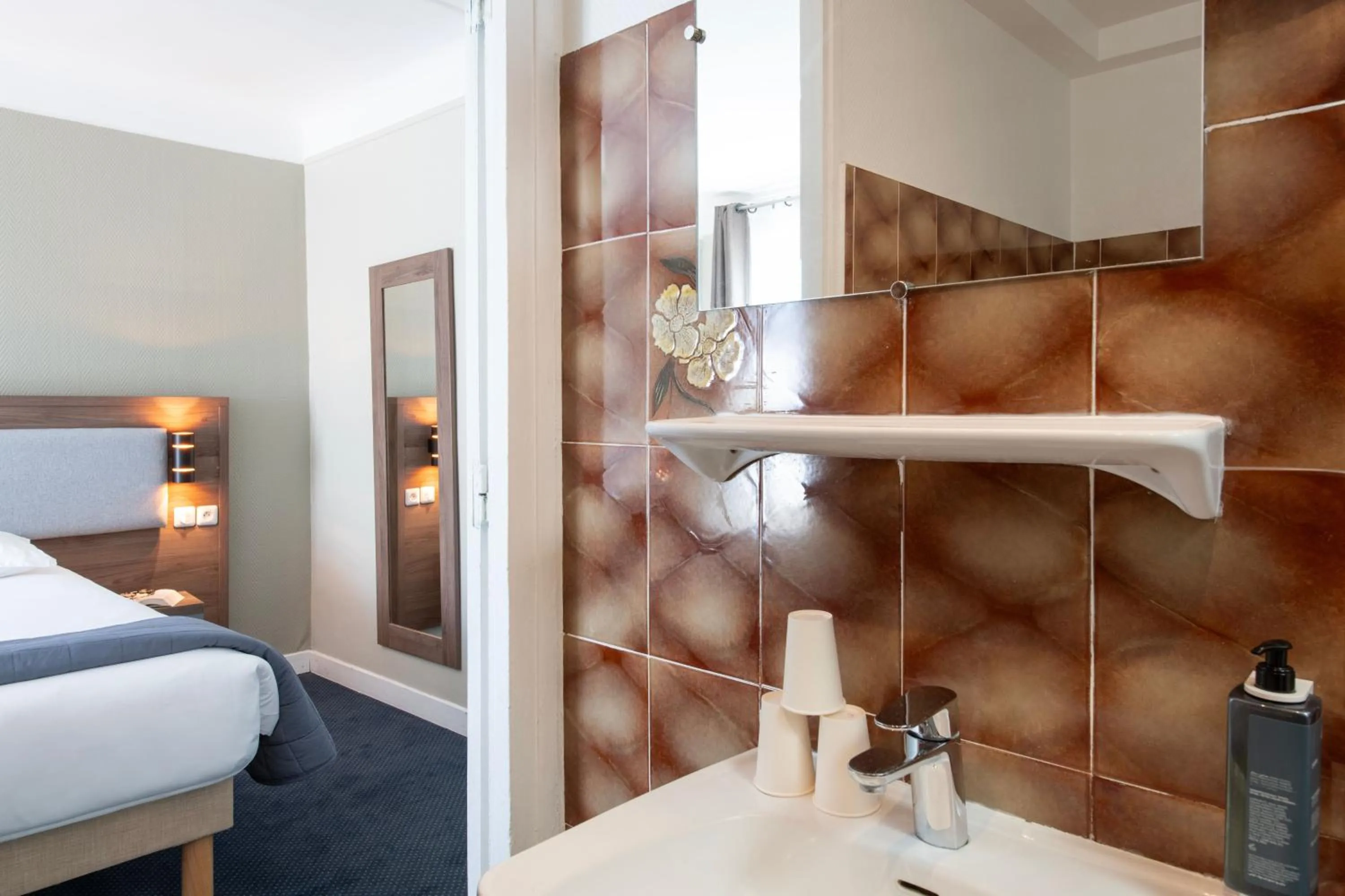 Bathroom, Bed in Hôtel Ambassadeur