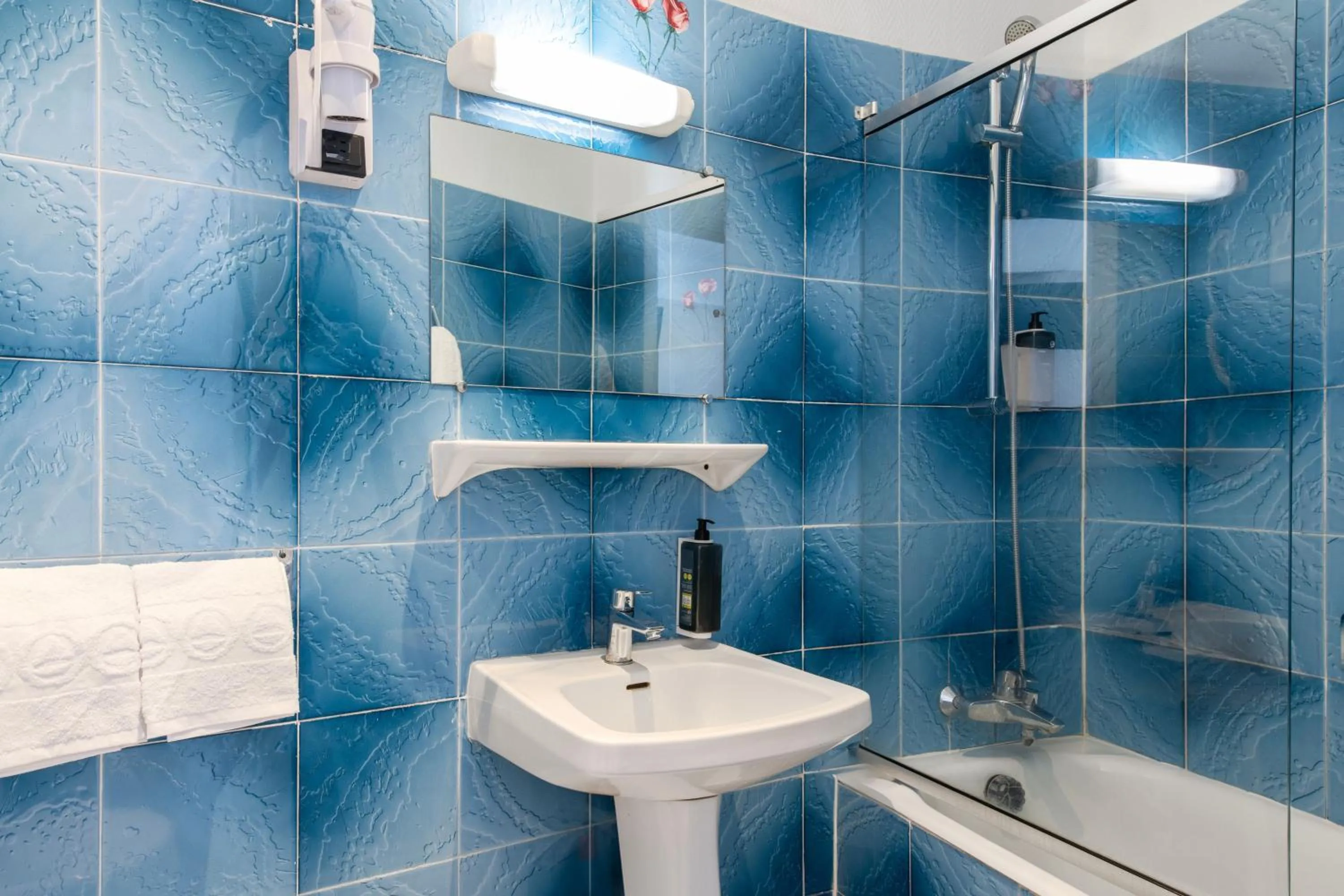 Bathroom in Hôtel Ambassadeur