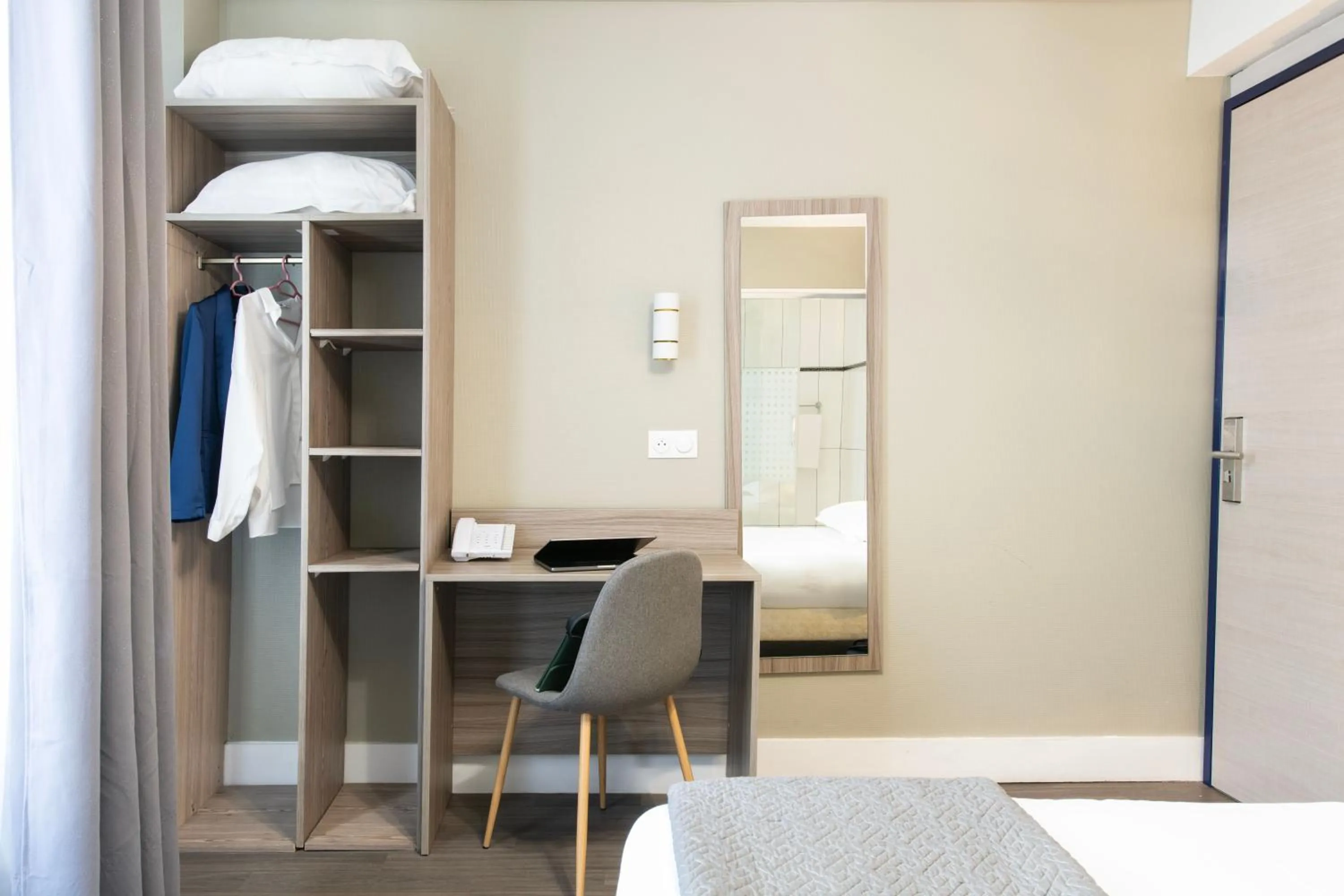 Bedroom in Hôtel Ambassadeur