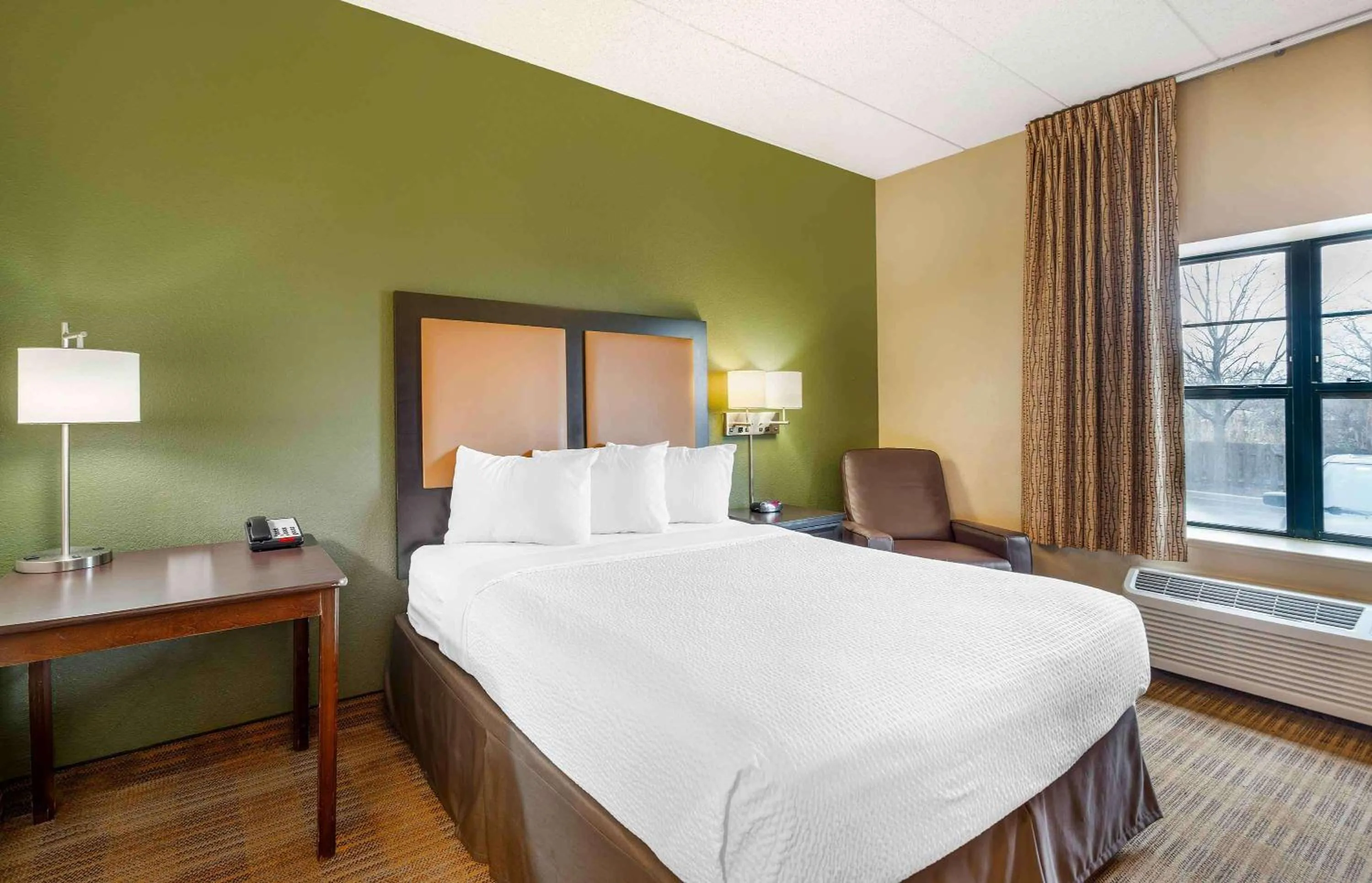 Bedroom, Bed in Extended Stay America Select Suites - Chicago - Lisle