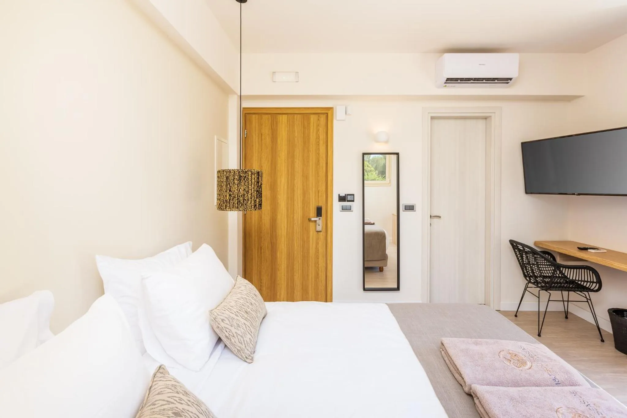 Bedroom, Bed in 180 South Seaside Hotel