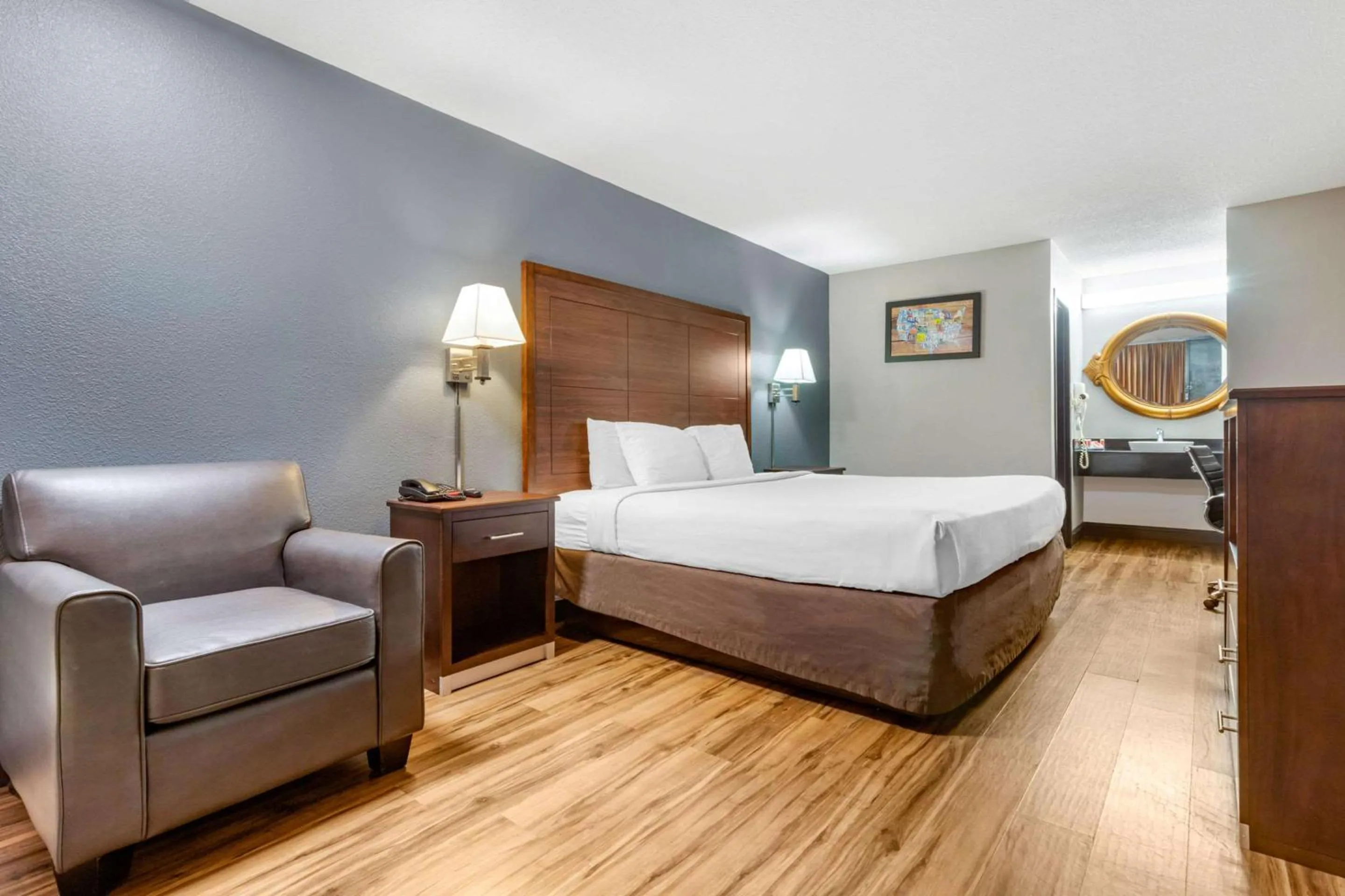 Photo of the whole room, Bed in Econo Lodge Rock Hill Northeast