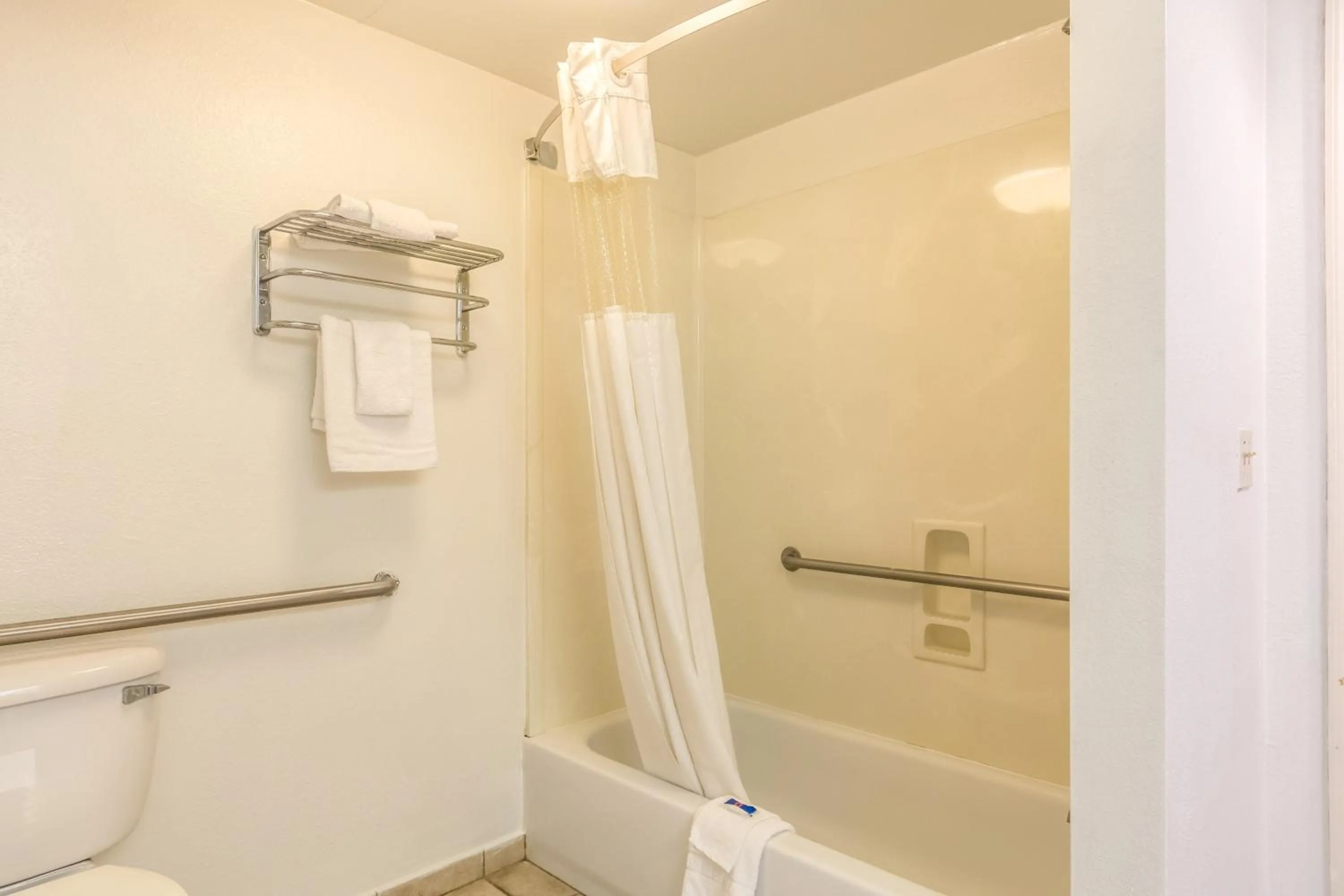 Bathroom in Motel 6-Pooler, GA - Savannah Airport