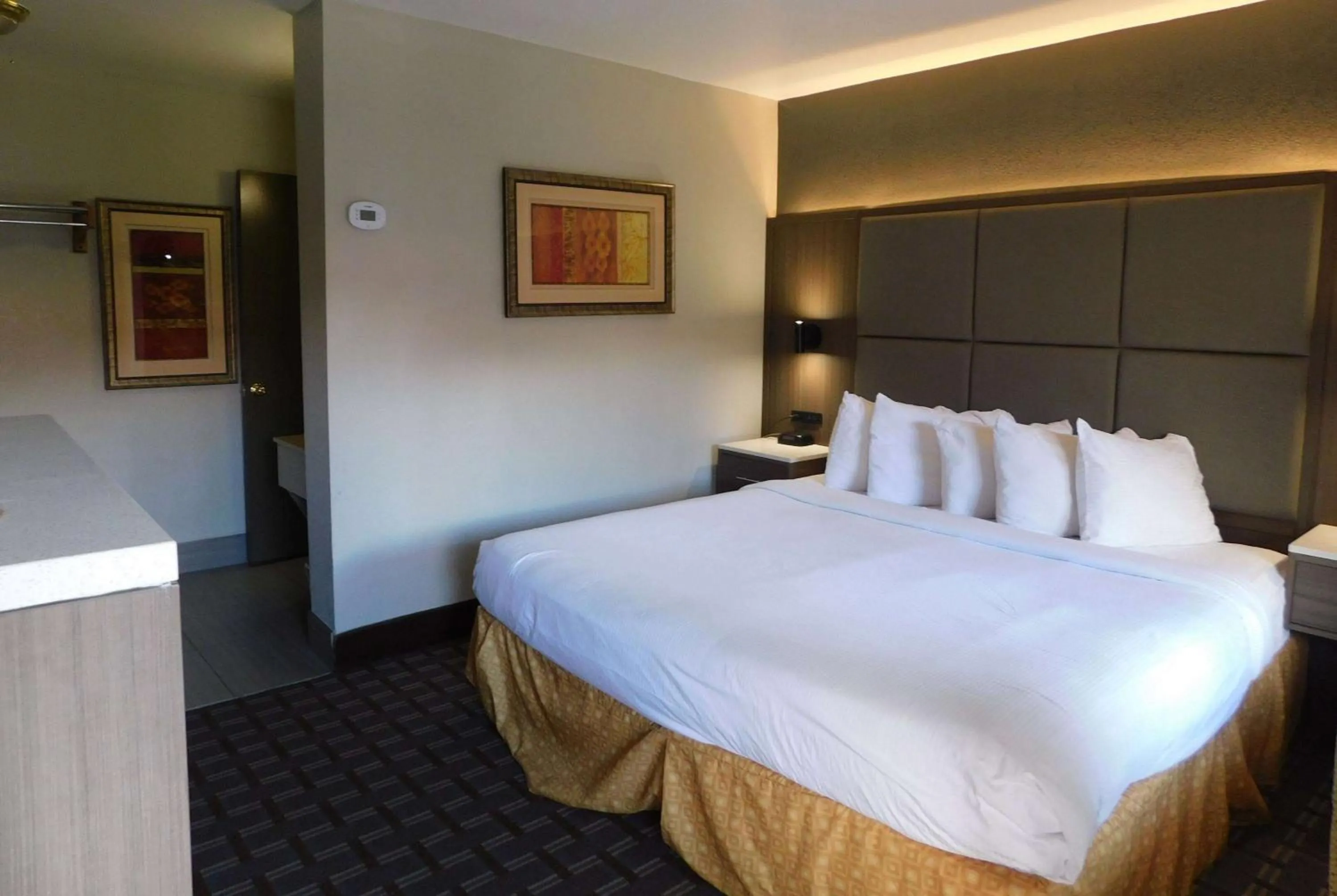 Photo of the whole room, Bed in Days Inn & Suites by Wyndham Downtown Gatlinburg Parkway