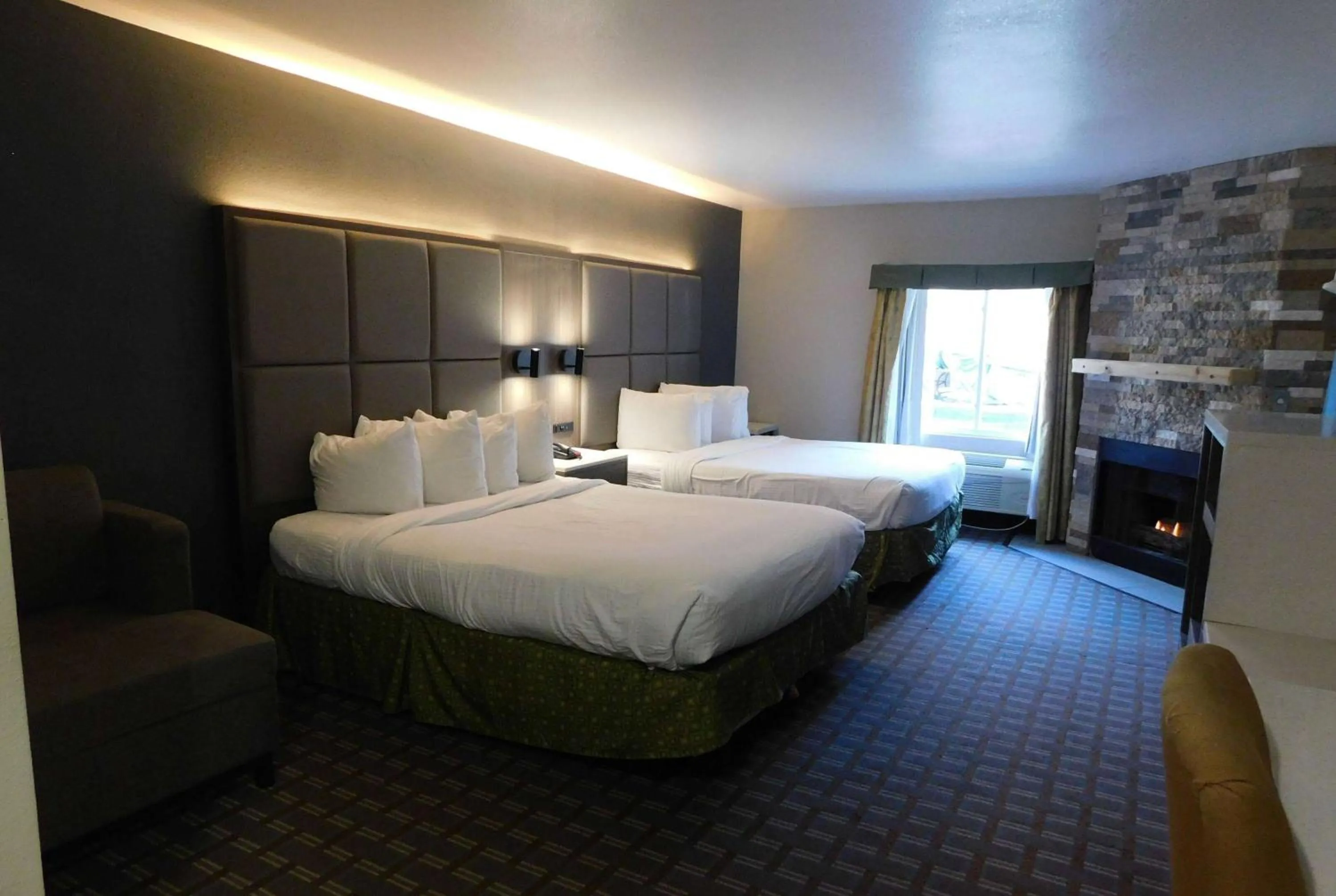 Photo of the whole room, Bed in Days Inn & Suites by Wyndham Downtown Gatlinburg Parkway