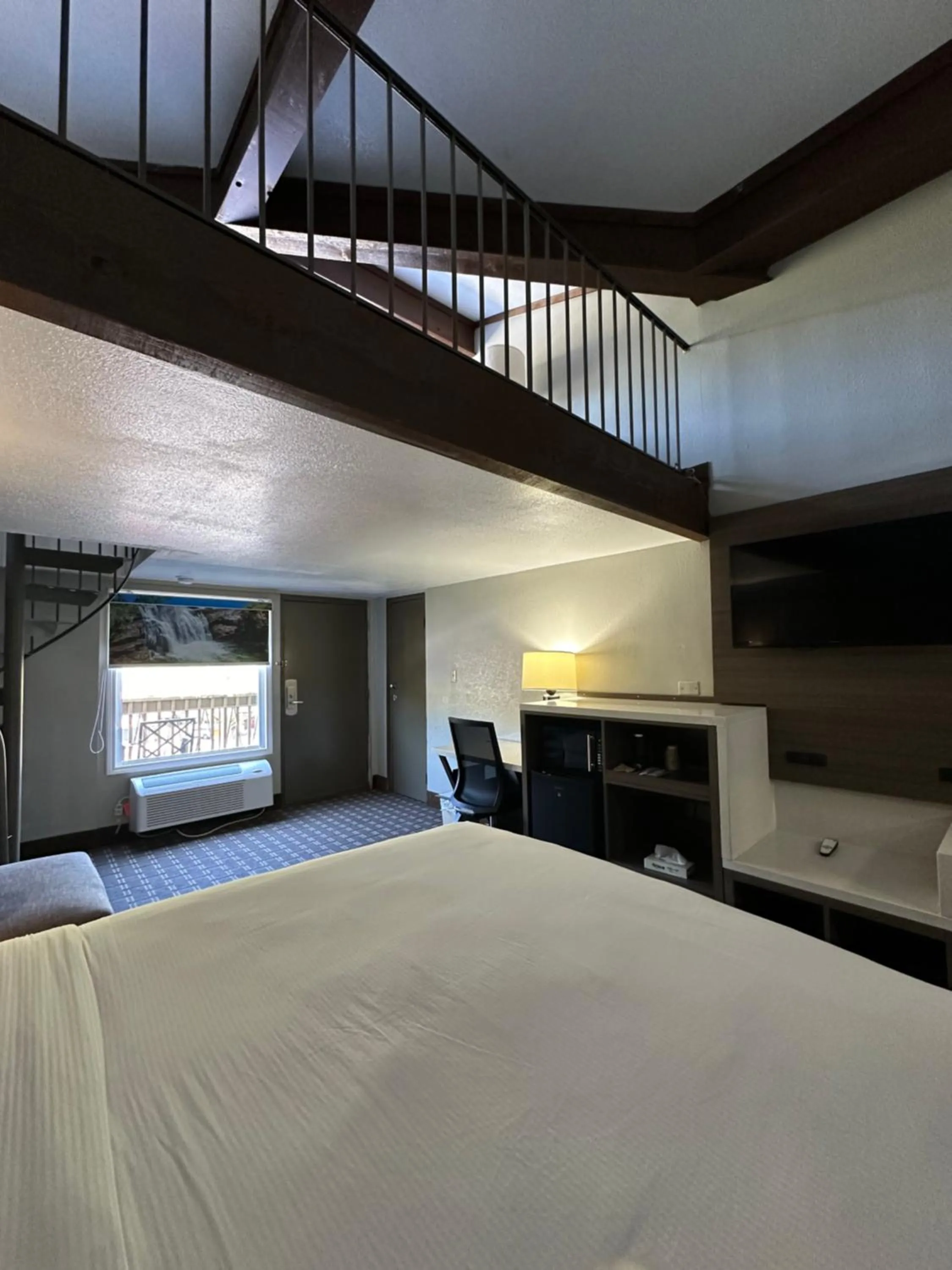 Bed in Days Inn & Suites by Wyndham Downtown Gatlinburg Parkway