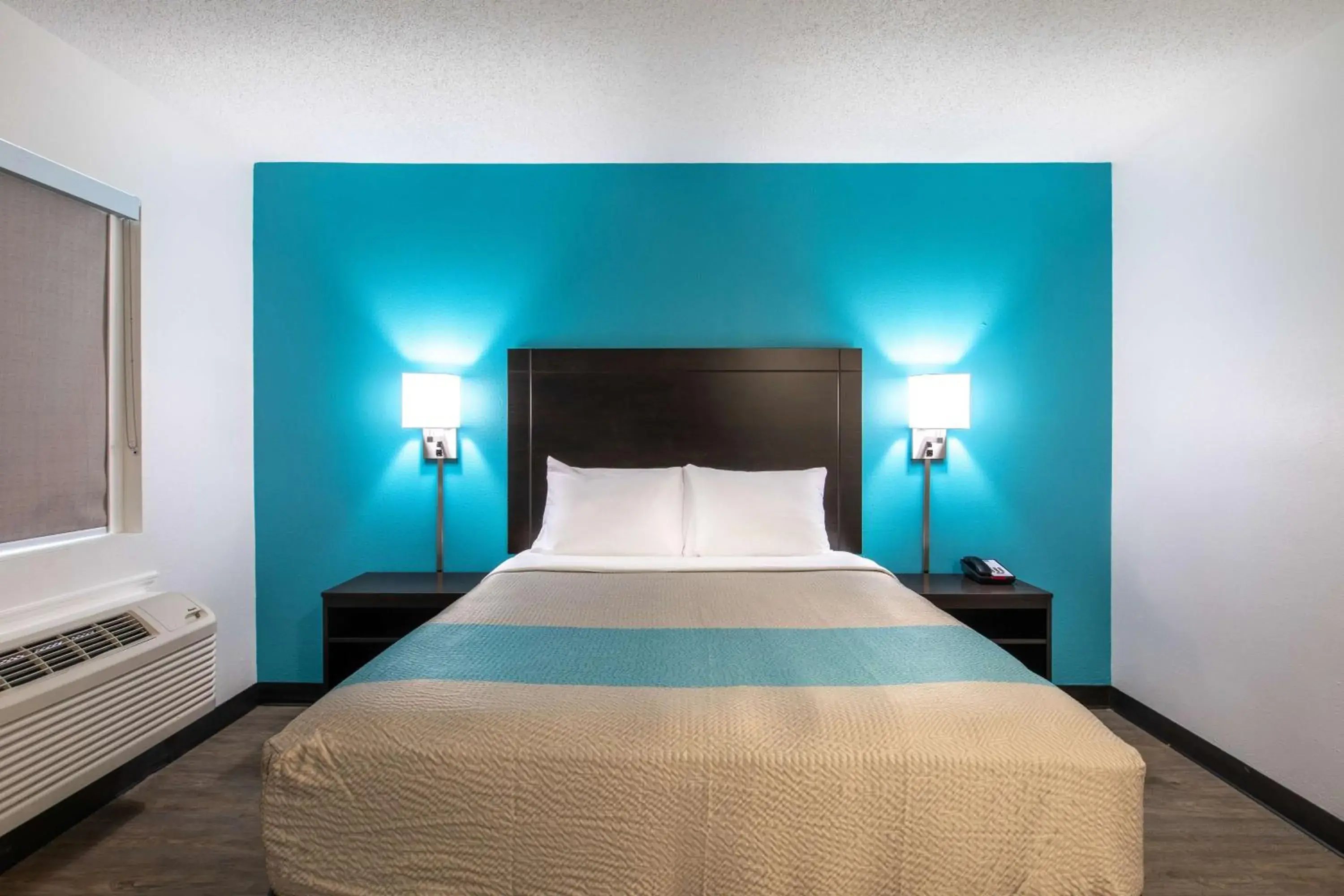 Queen Room - Smoking in Motel 6-Greenville, SC - I-85 Near Downtown Queen Room - Smoking in Motel 6-Greenville, SC - I-85 Near Downtown