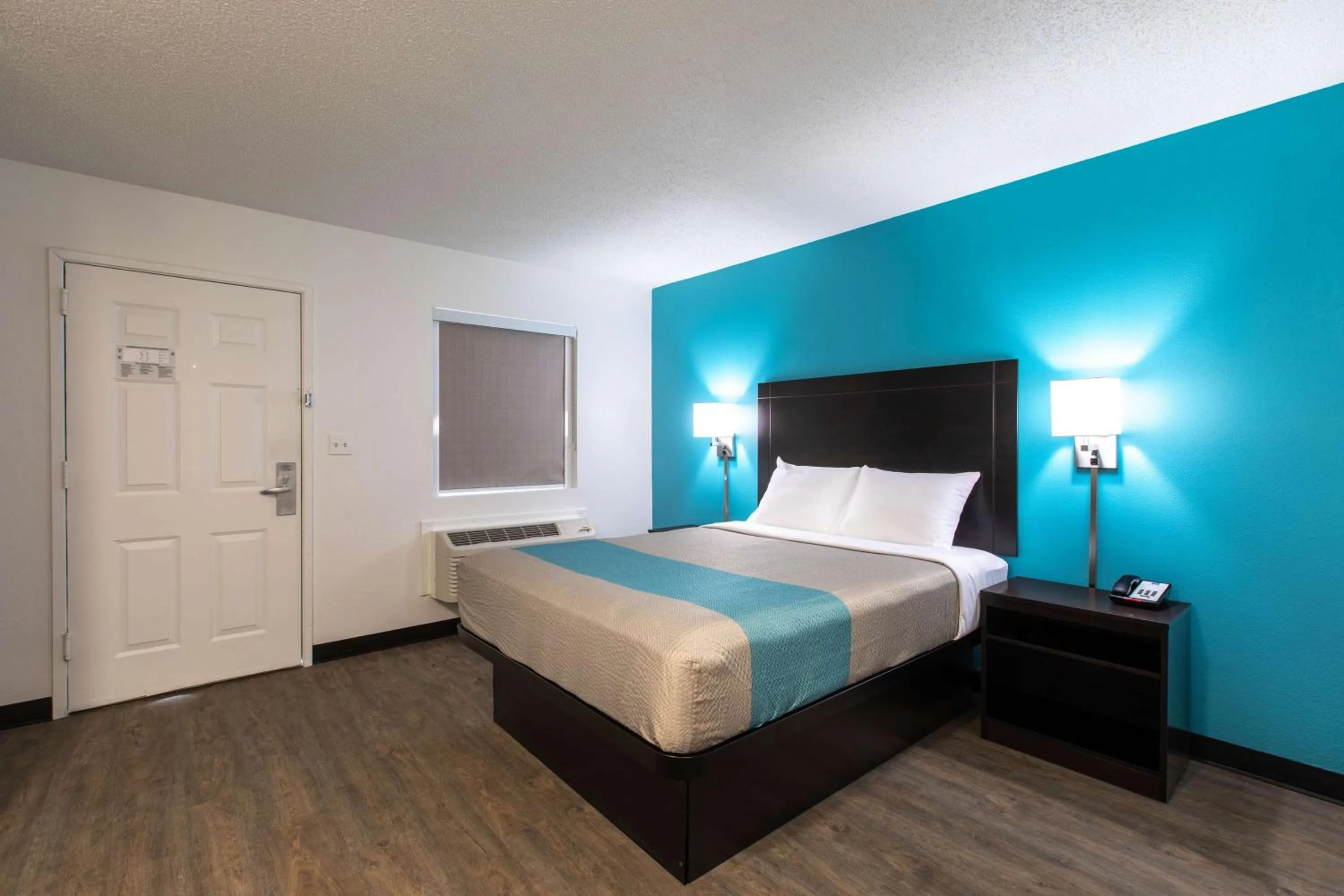 Queen Room - Non-Smoking in Motel 6-Greenville, SC - I-85 Near Downtown