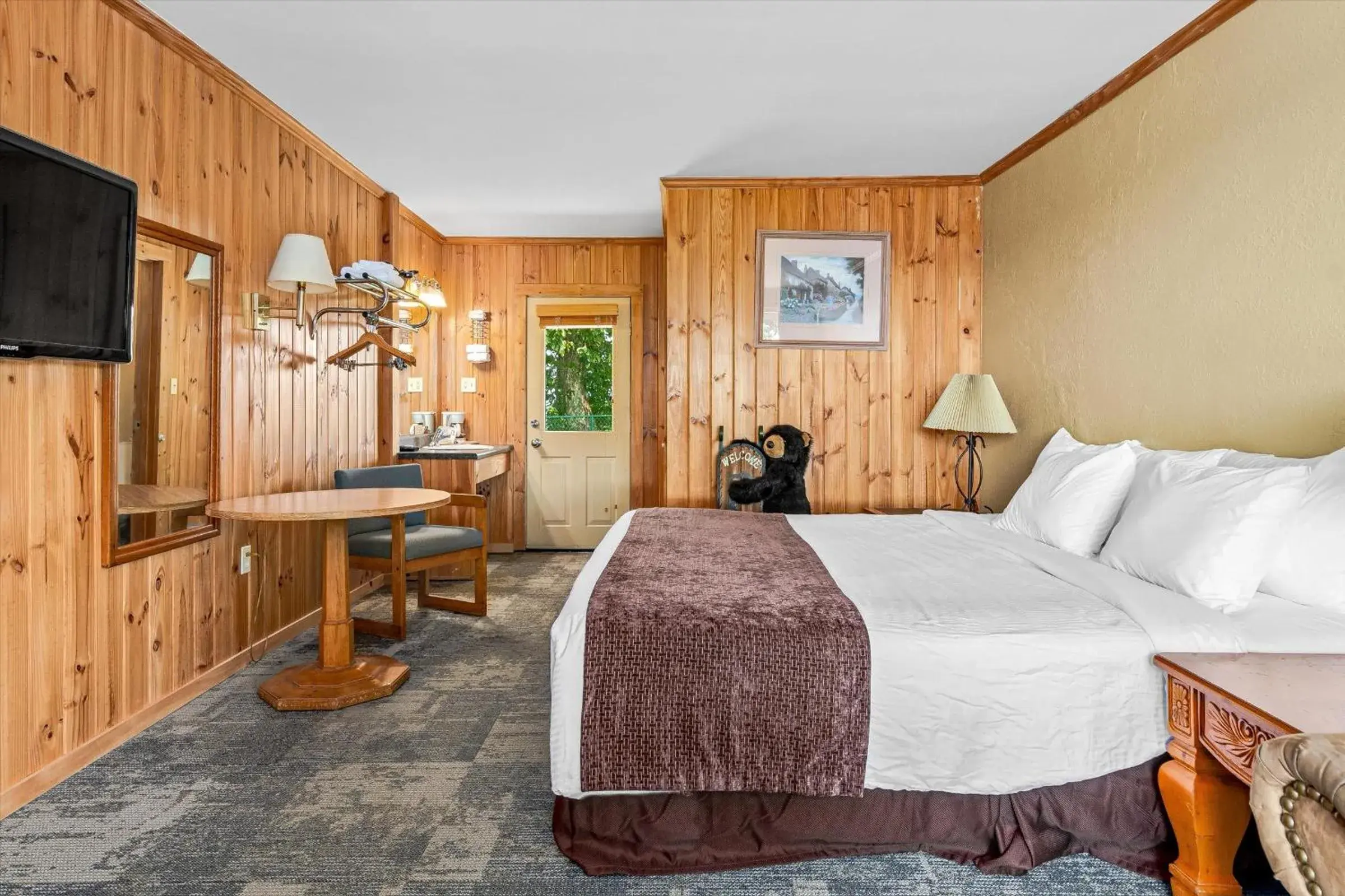 Deluxe King Room with Mountain View in Early Blue Motel Deluxe King Room with Mountain View in Early Blue Motel