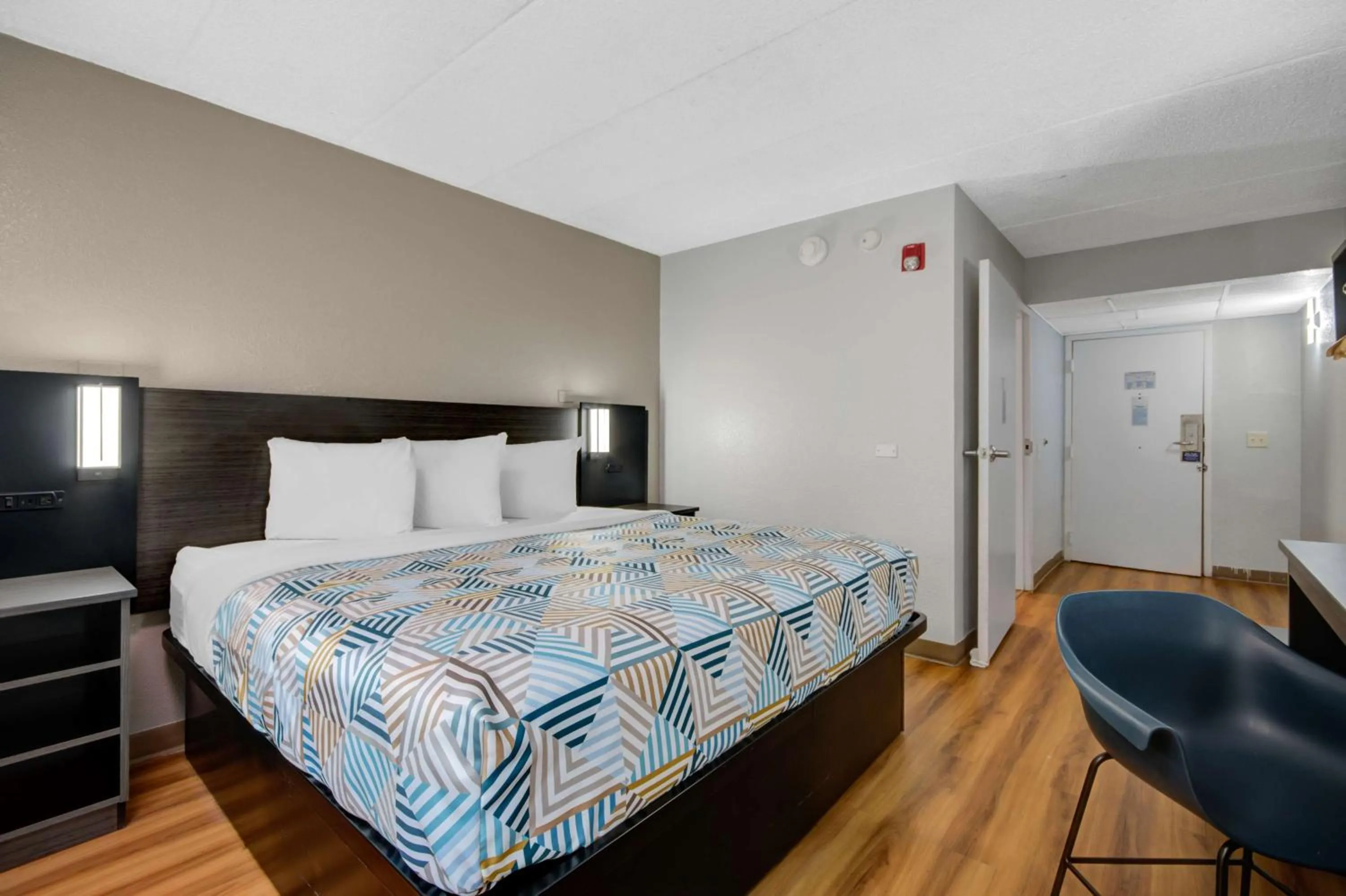 Bedroom, Bed in Motel 6-York, PA - North