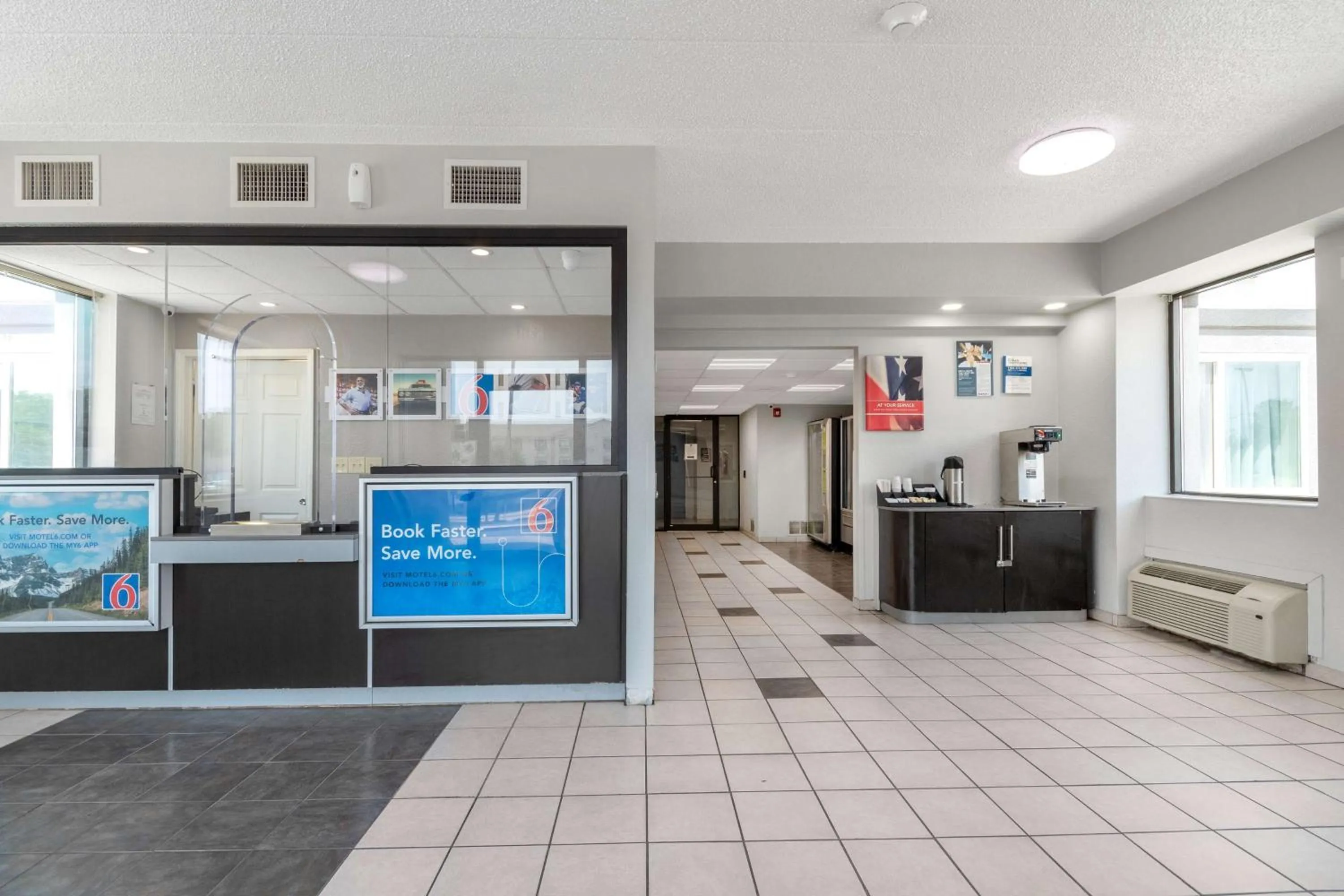 Lobby or reception in Motel 6-York, PA - North