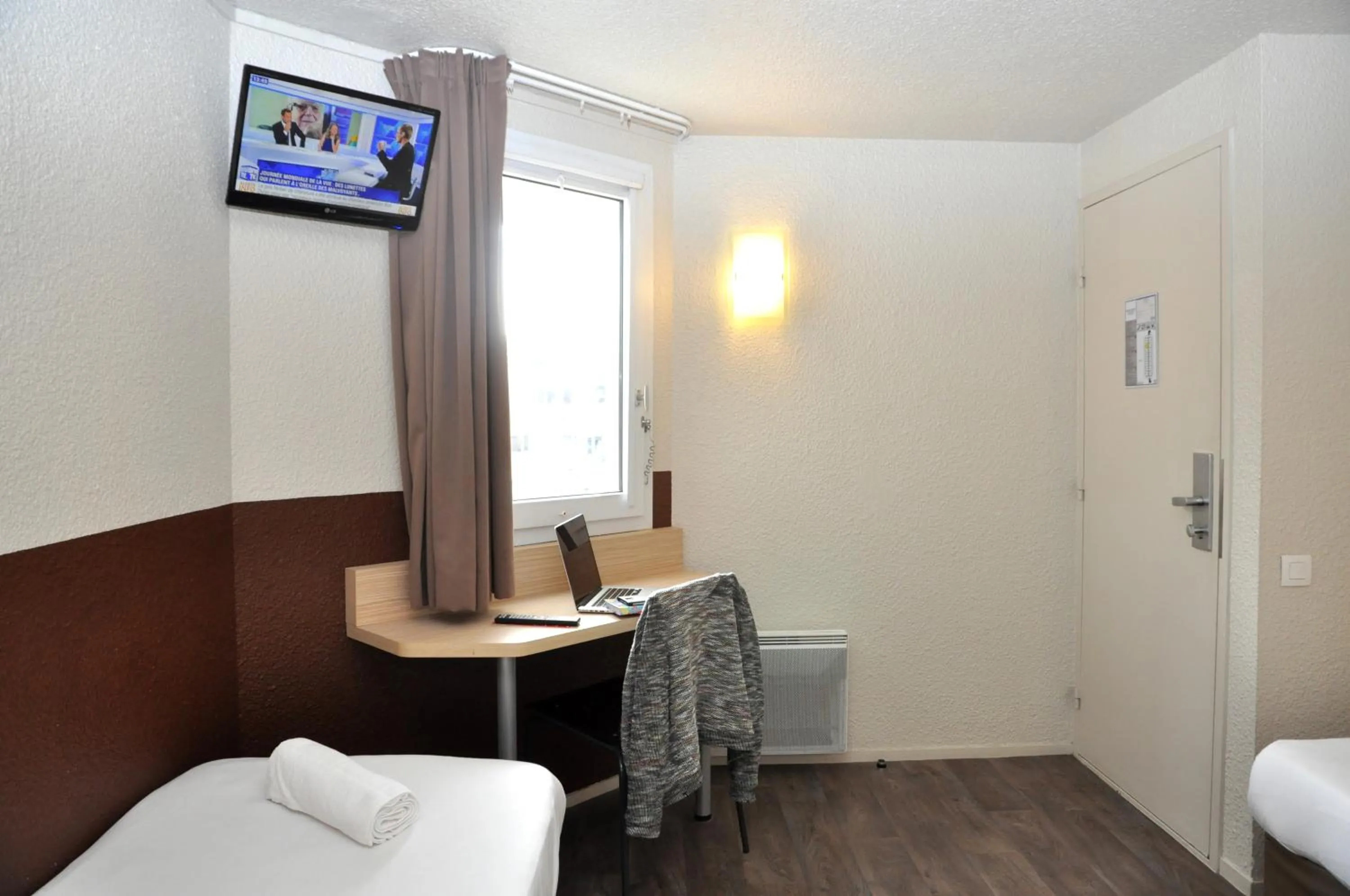 Bed in B Hotel Caen Mondeville