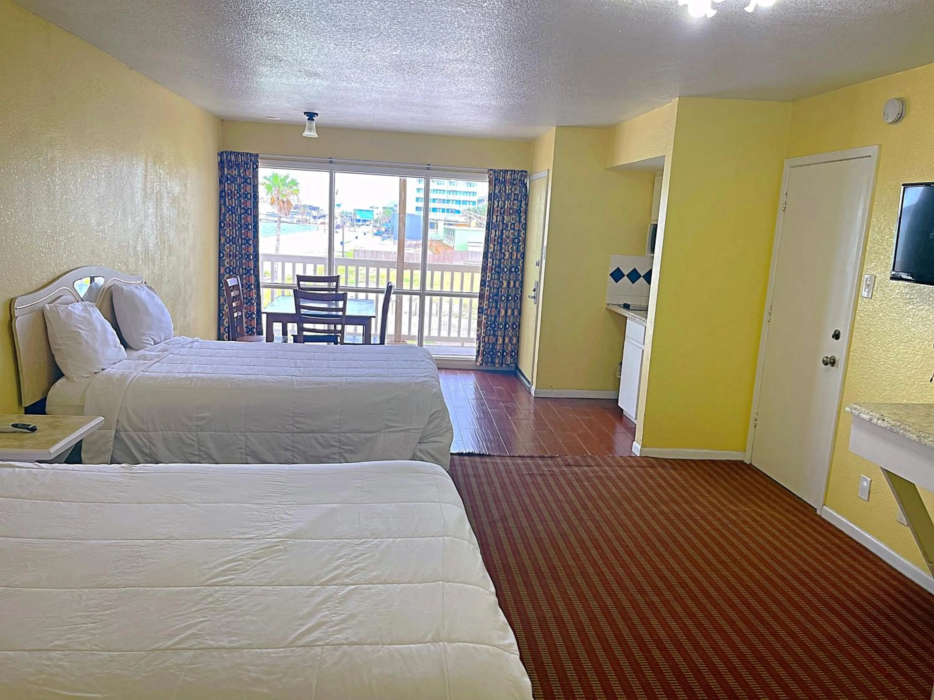 Bed in Sea Shell Inn on the Beach