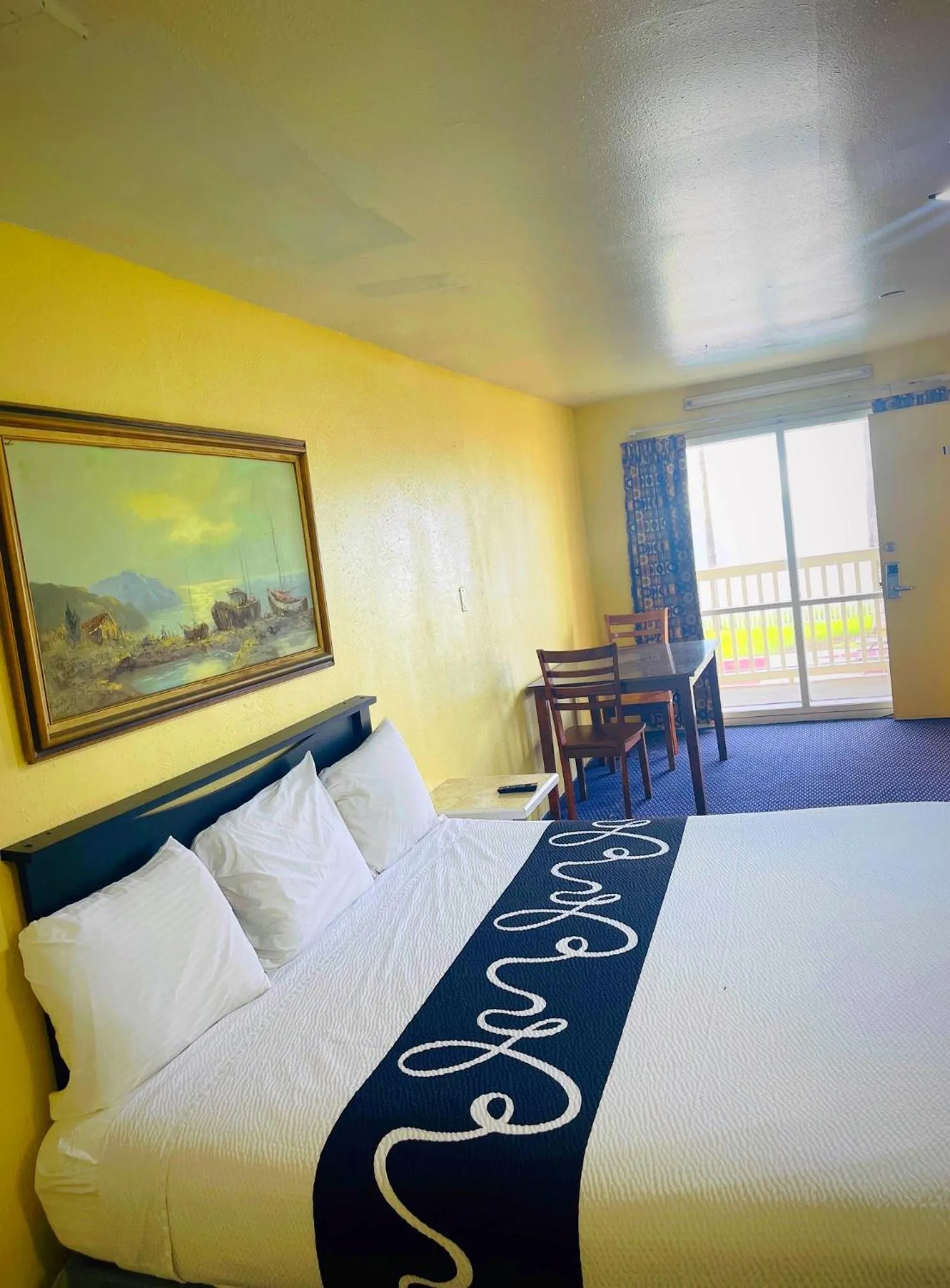 Bed in Sea Shell Inn on the Beach