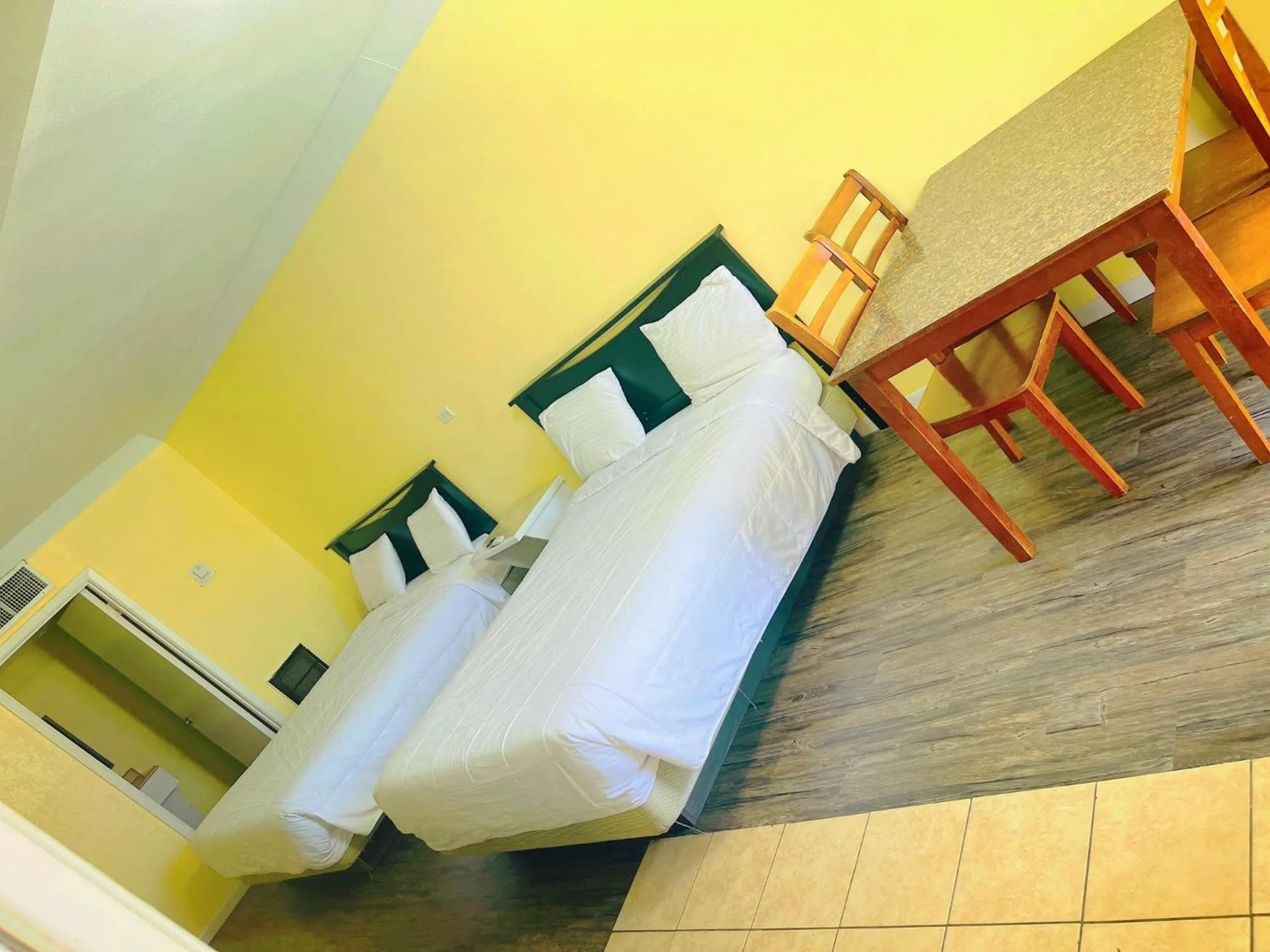 Photo of the whole room, Bed in Sea Shell Inn on the Beach