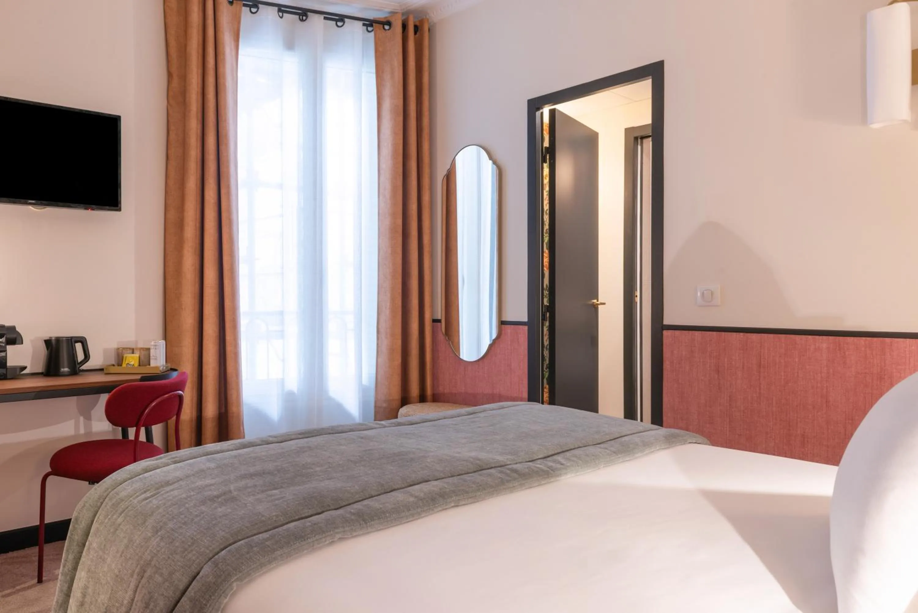 Bedroom, Bed in Hôtel Brittany