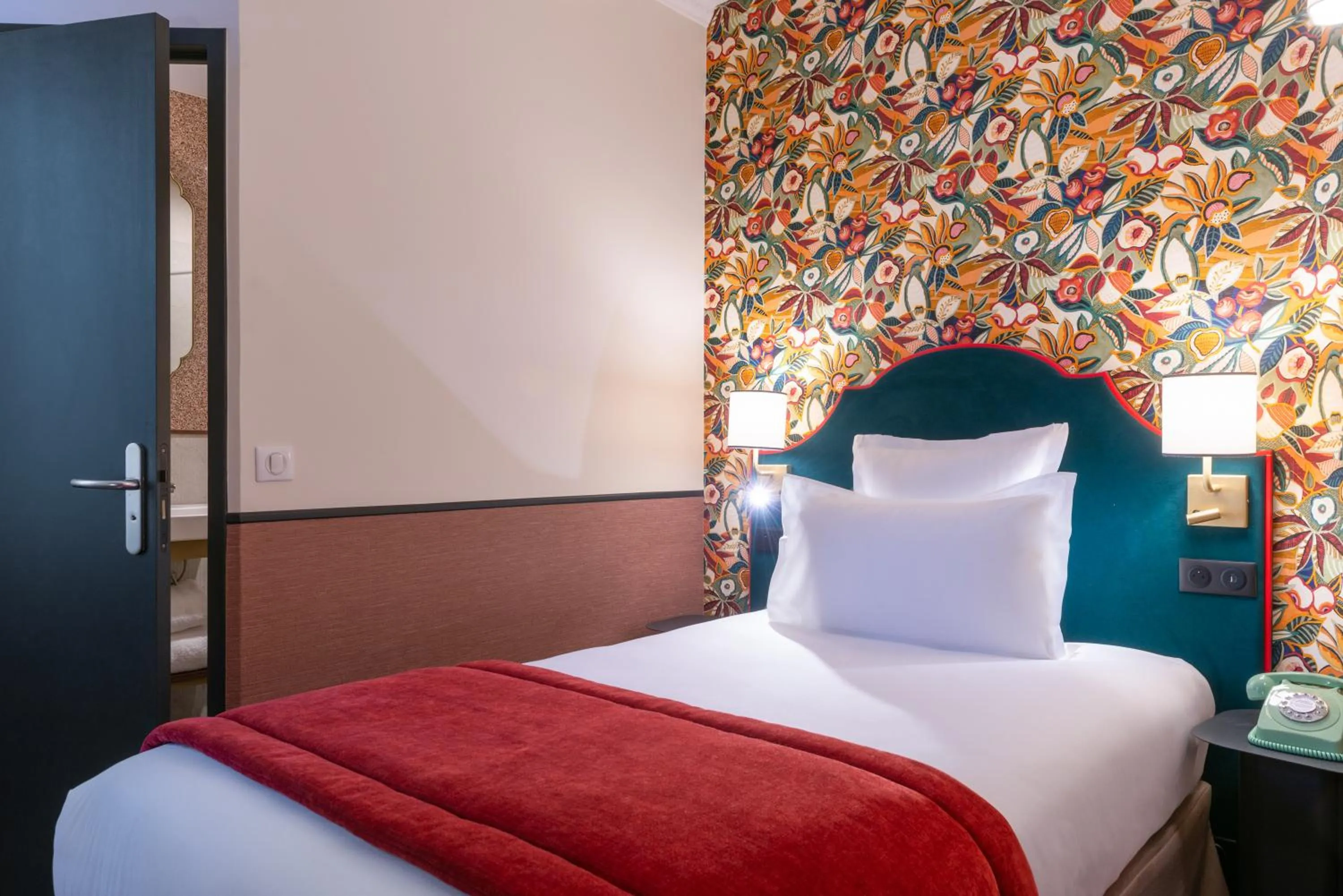 Bedroom, Bed in Hôtel Brittany