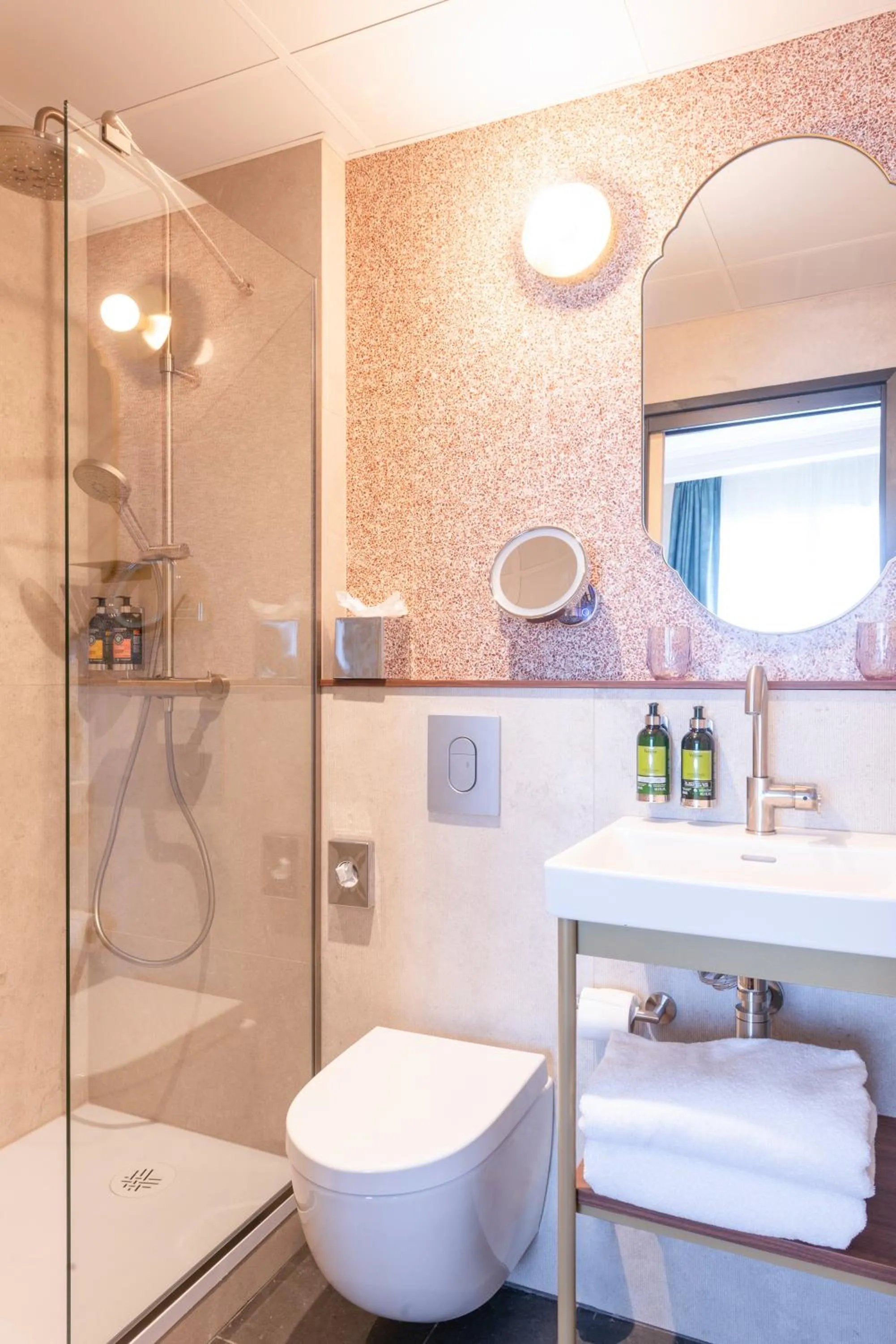 Shower in Hôtel Brittany