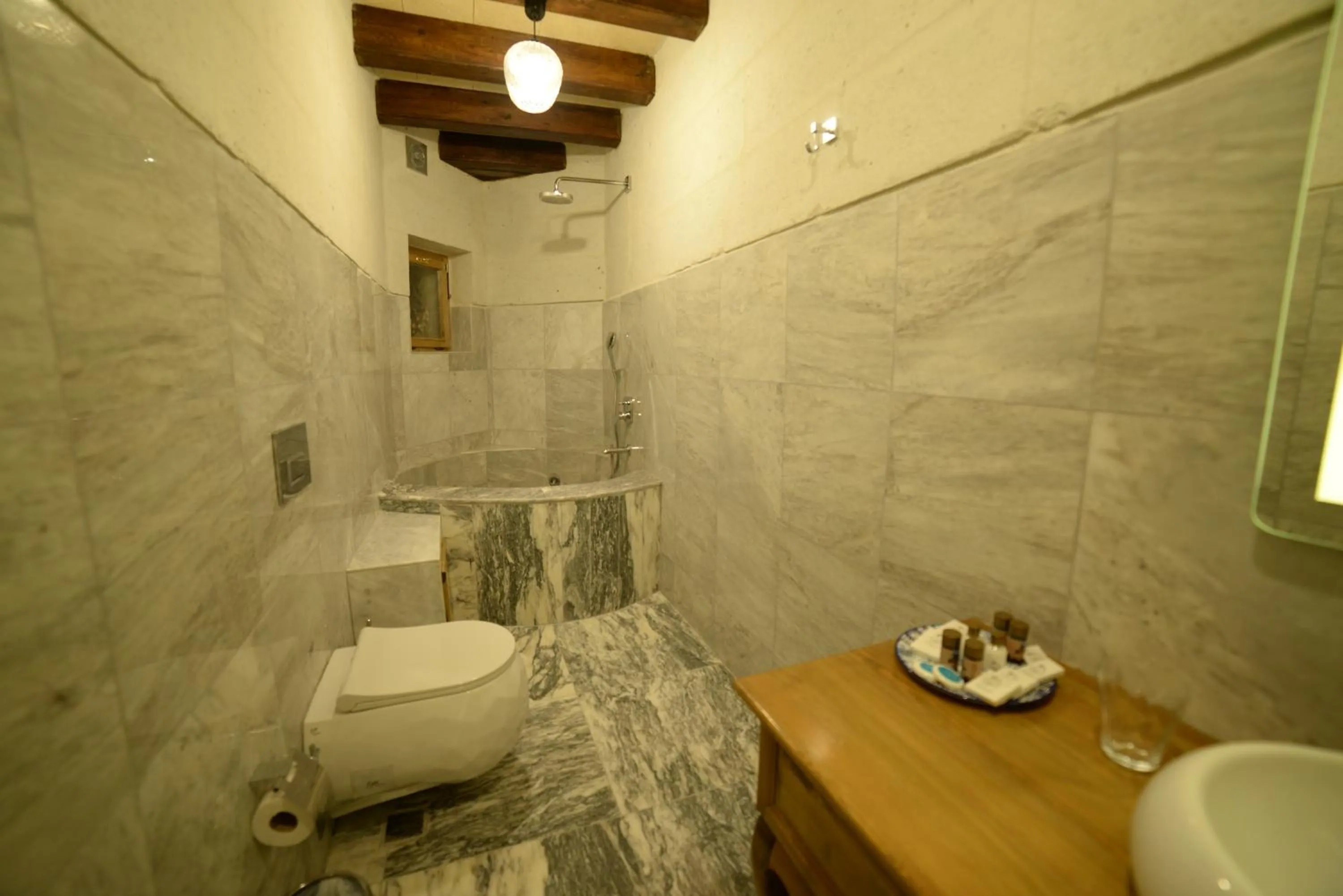 Shower in Crassus Cave Hotel