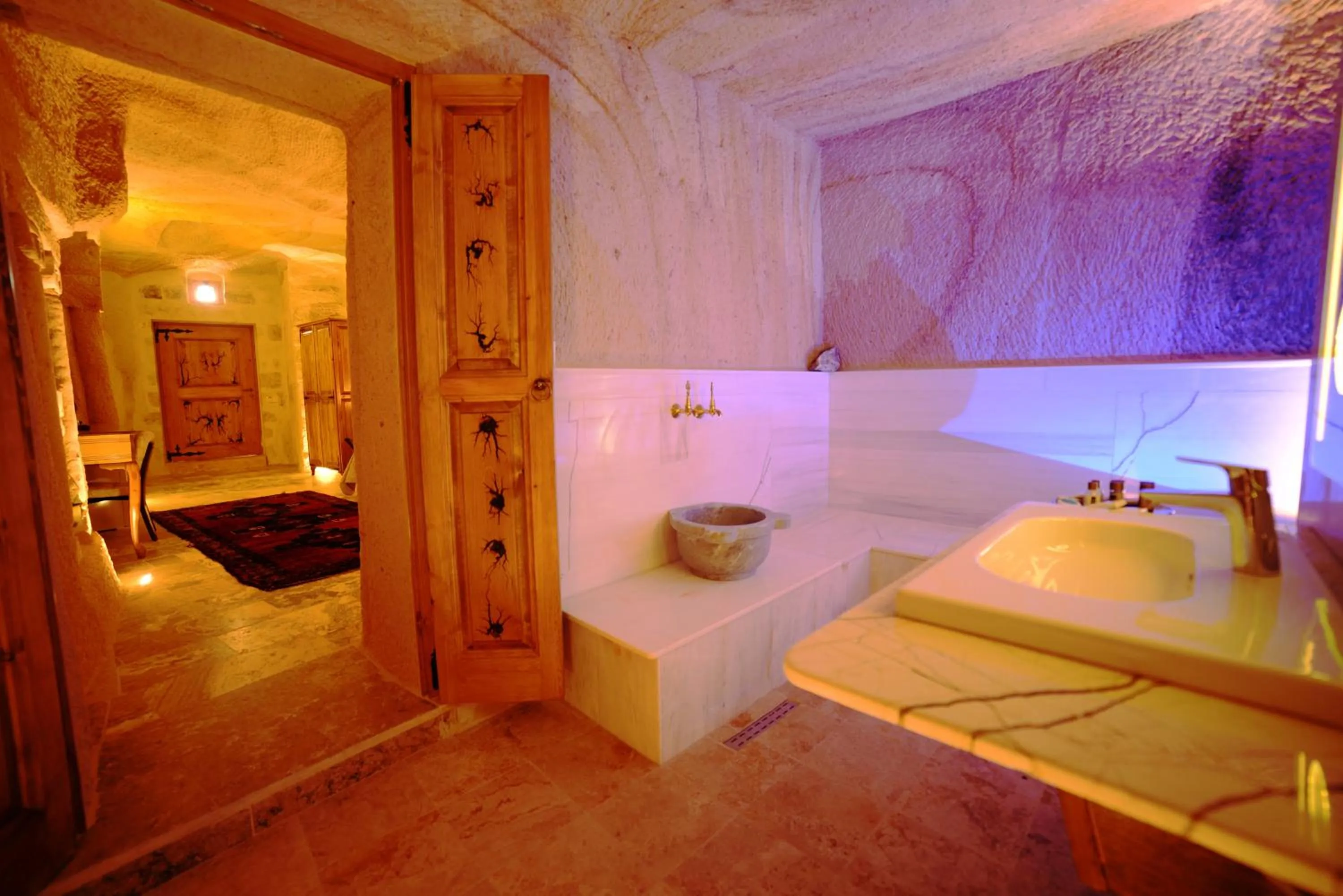 Bed in Crassus Cave Hotel