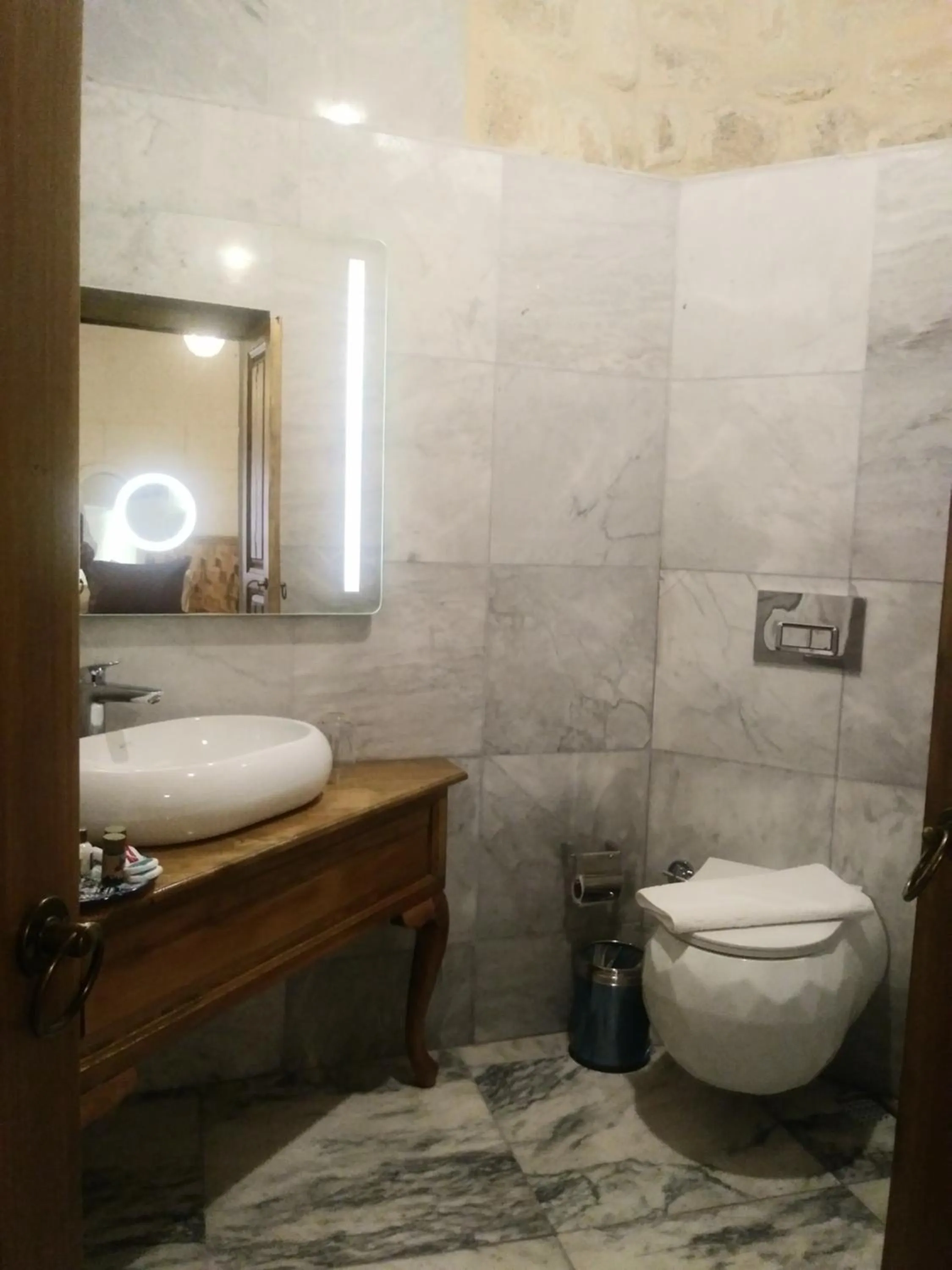 Bathroom in Crassus Cave Hotel