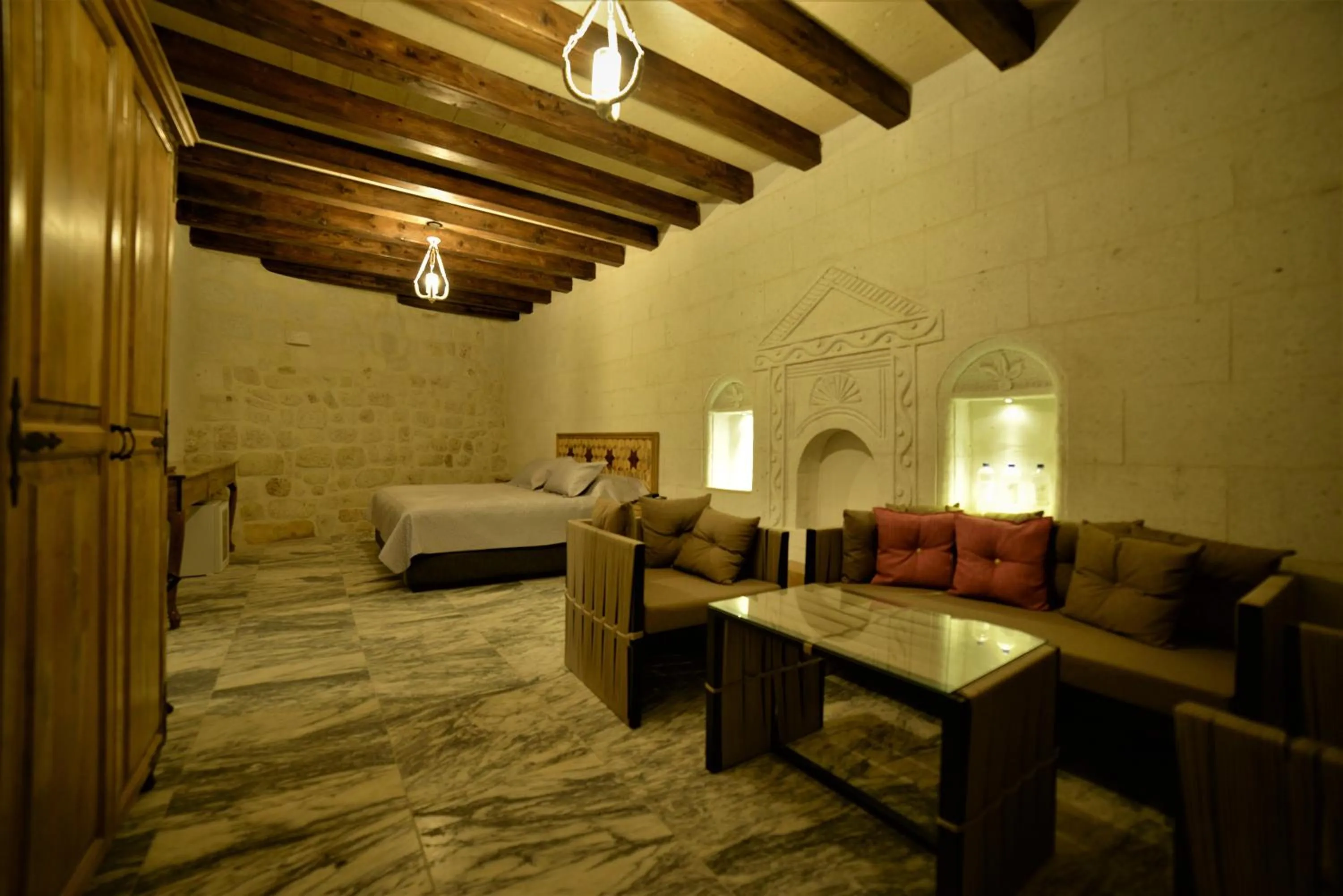 Photo of the whole room, Bed in Crassus Cave Hotel