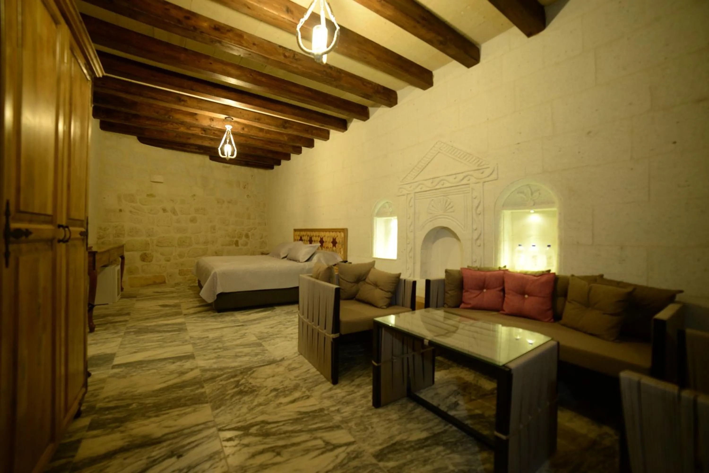 Photo of the whole room, Bed in Crassus Cave Hotel