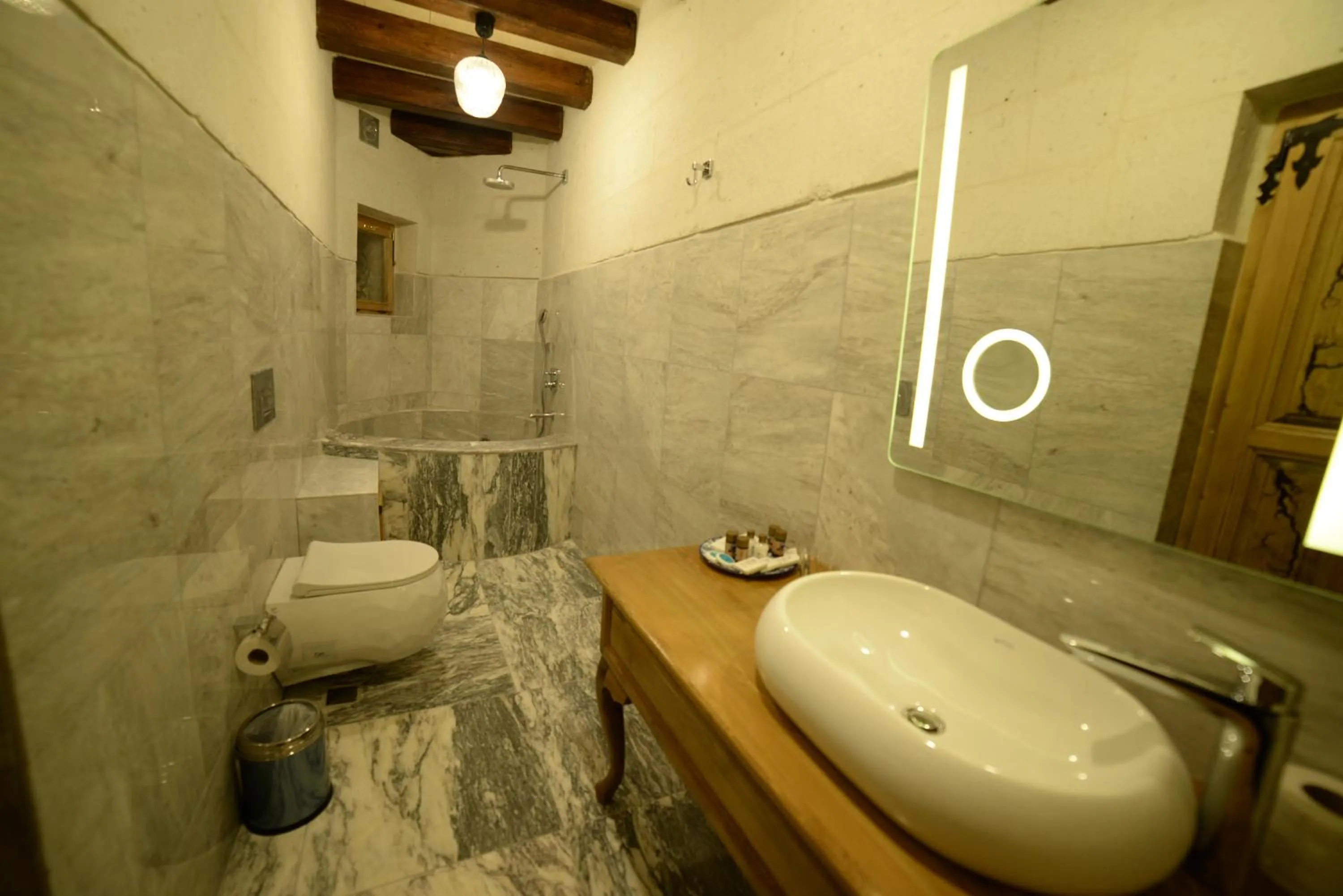 Shower in Crassus Cave Hotel