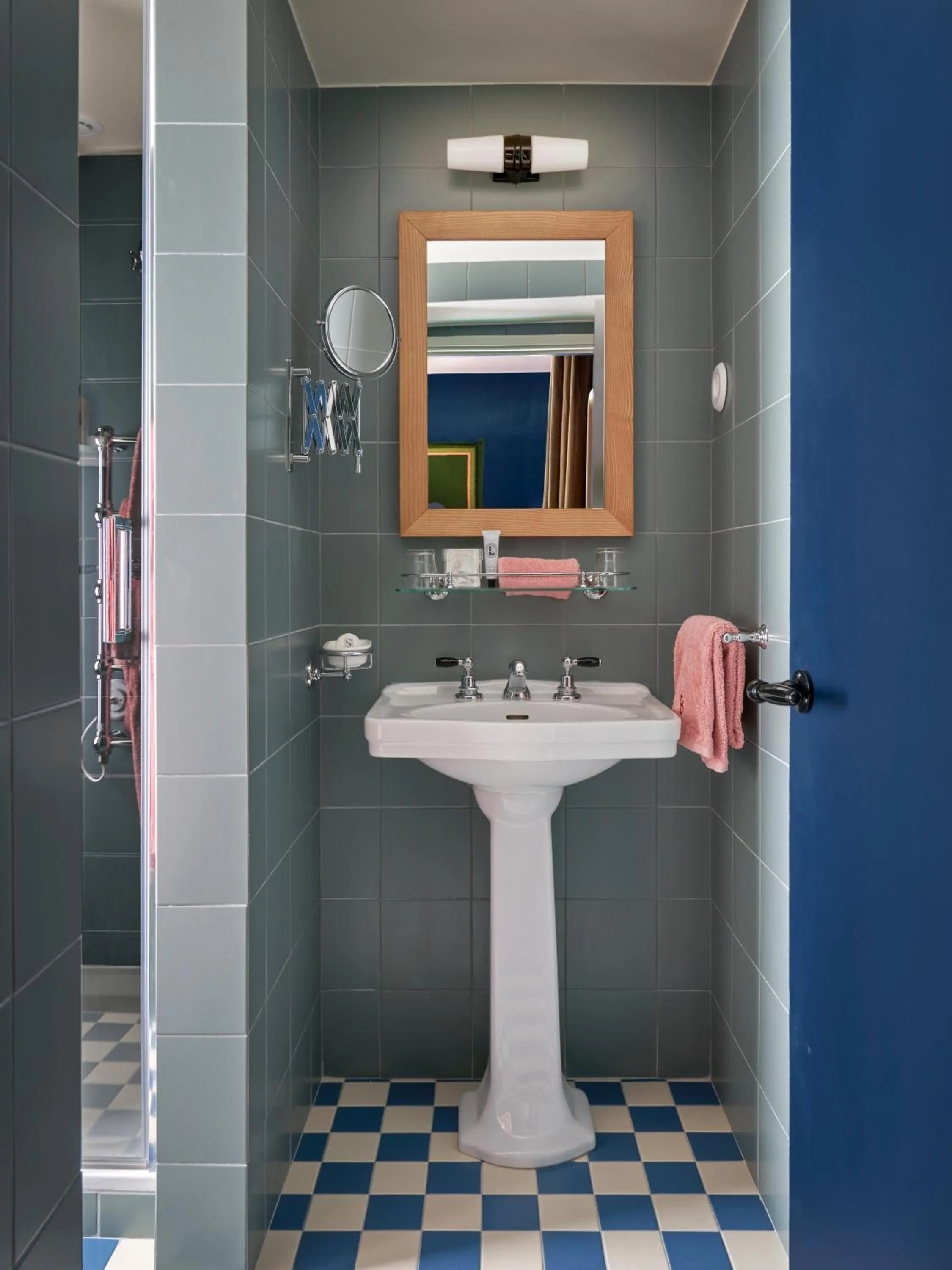 Bathroom in Hôtel de La Boétie