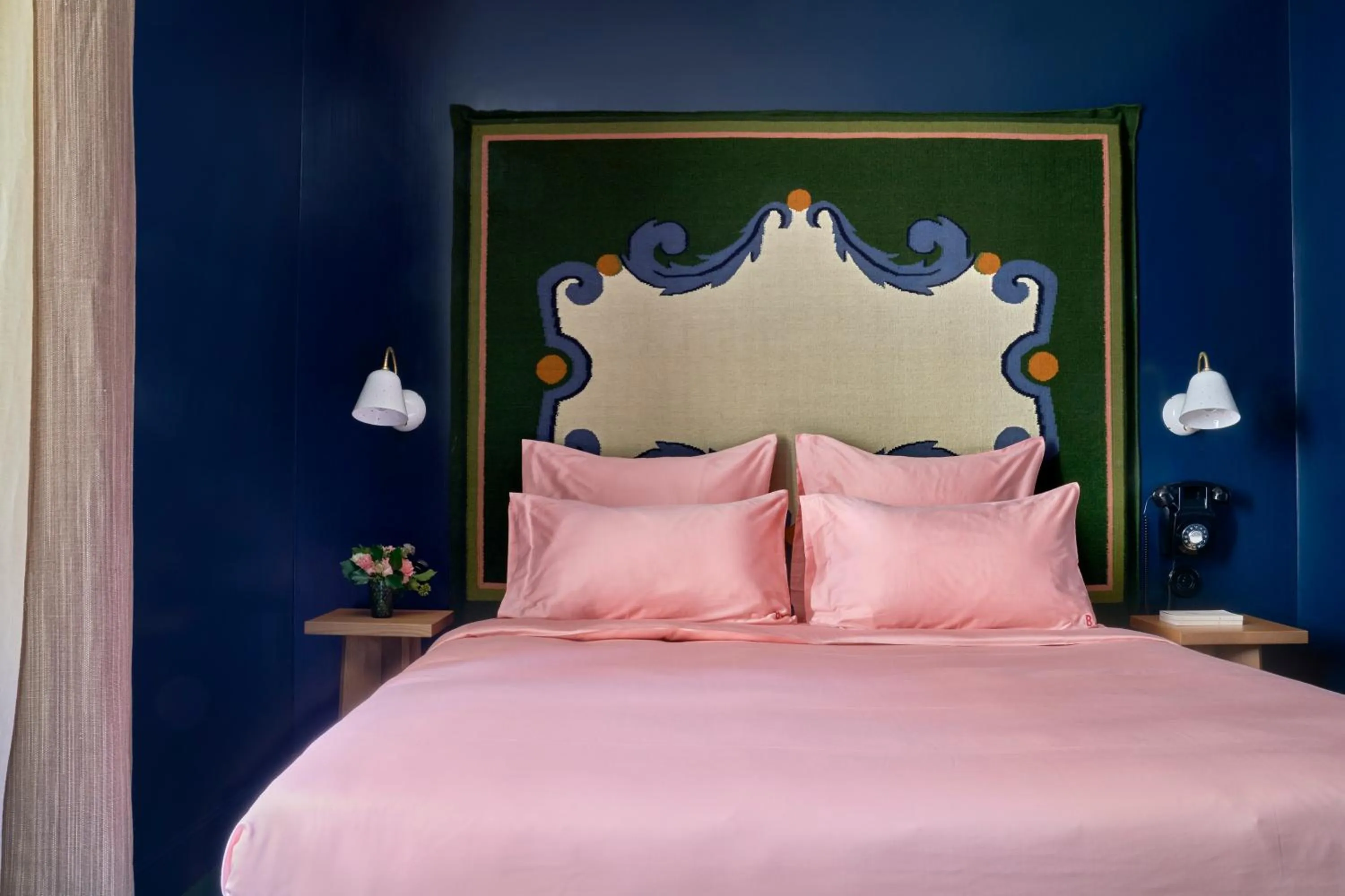 Bed in Hôtel de La Boétie