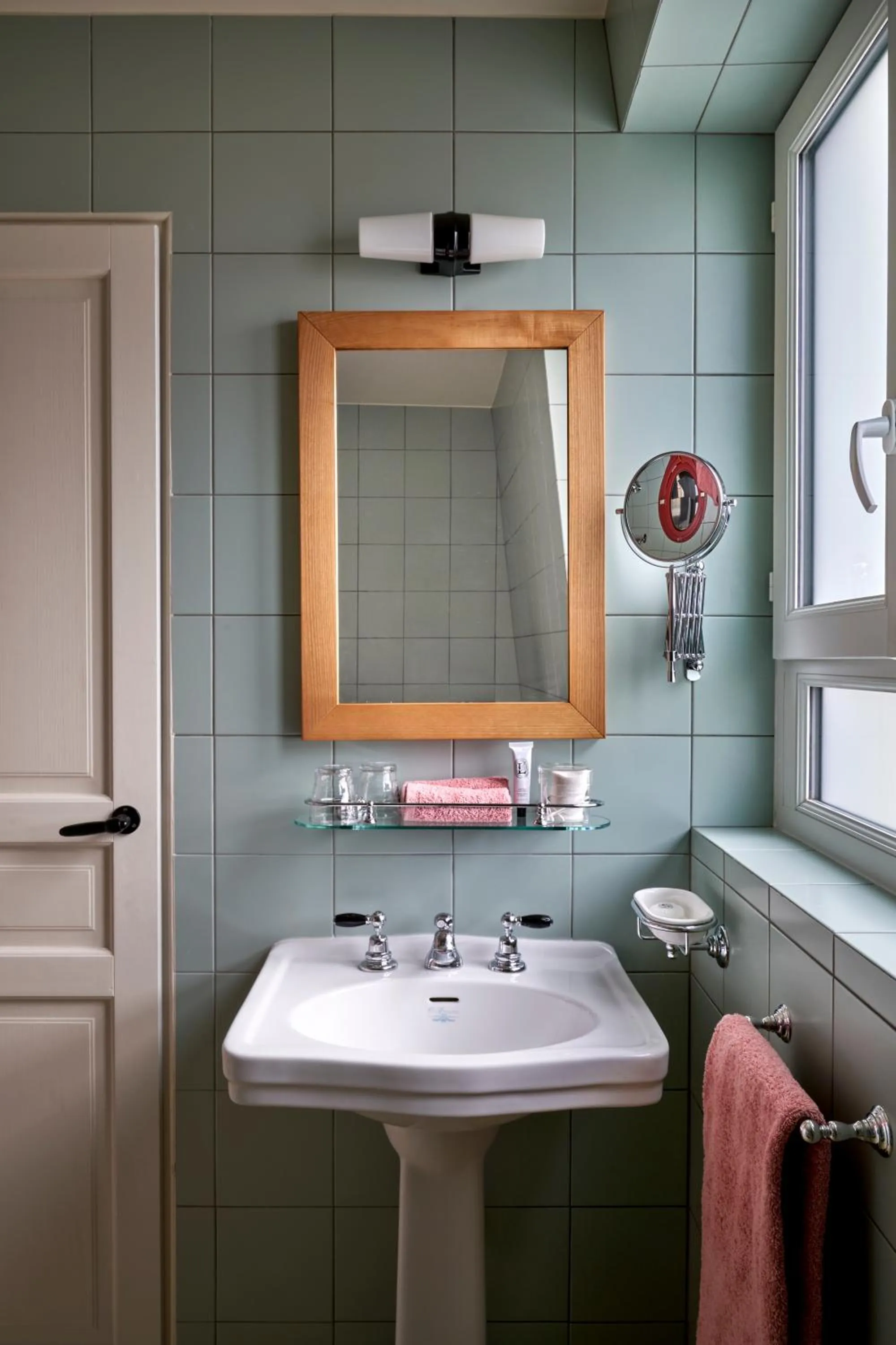 Bathroom in Hôtel de La Boétie