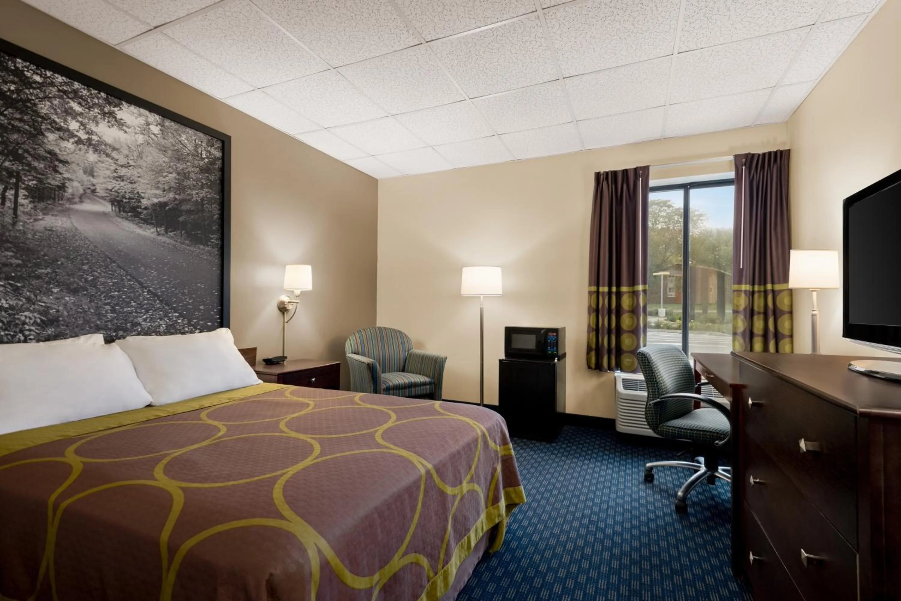 Photo of the whole room, Bed in Super 8 by Wyndham Liverpool/Syracuse North Airport