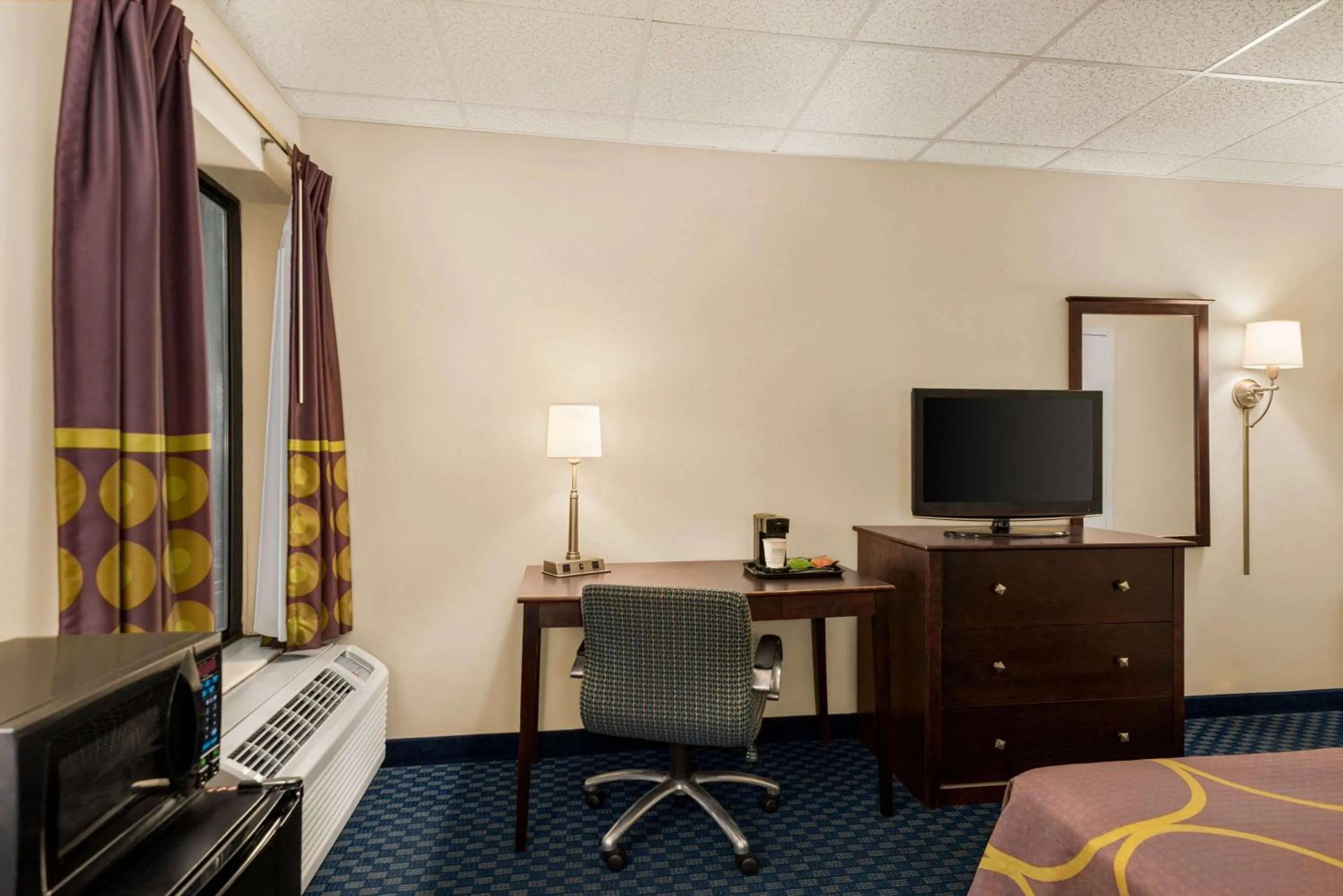 Photo of the whole room, Bed in Super 8 by Wyndham Liverpool/Syracuse North Airport